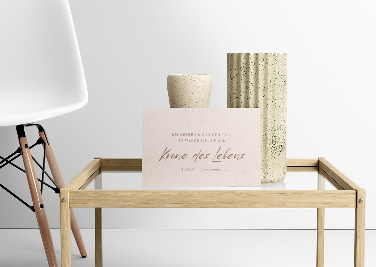 Moderne Dekoration mit Karte und Vasen auf Holztisch Schlichte Deko mit Karte Spruch Krone des Lebens und zwei Va