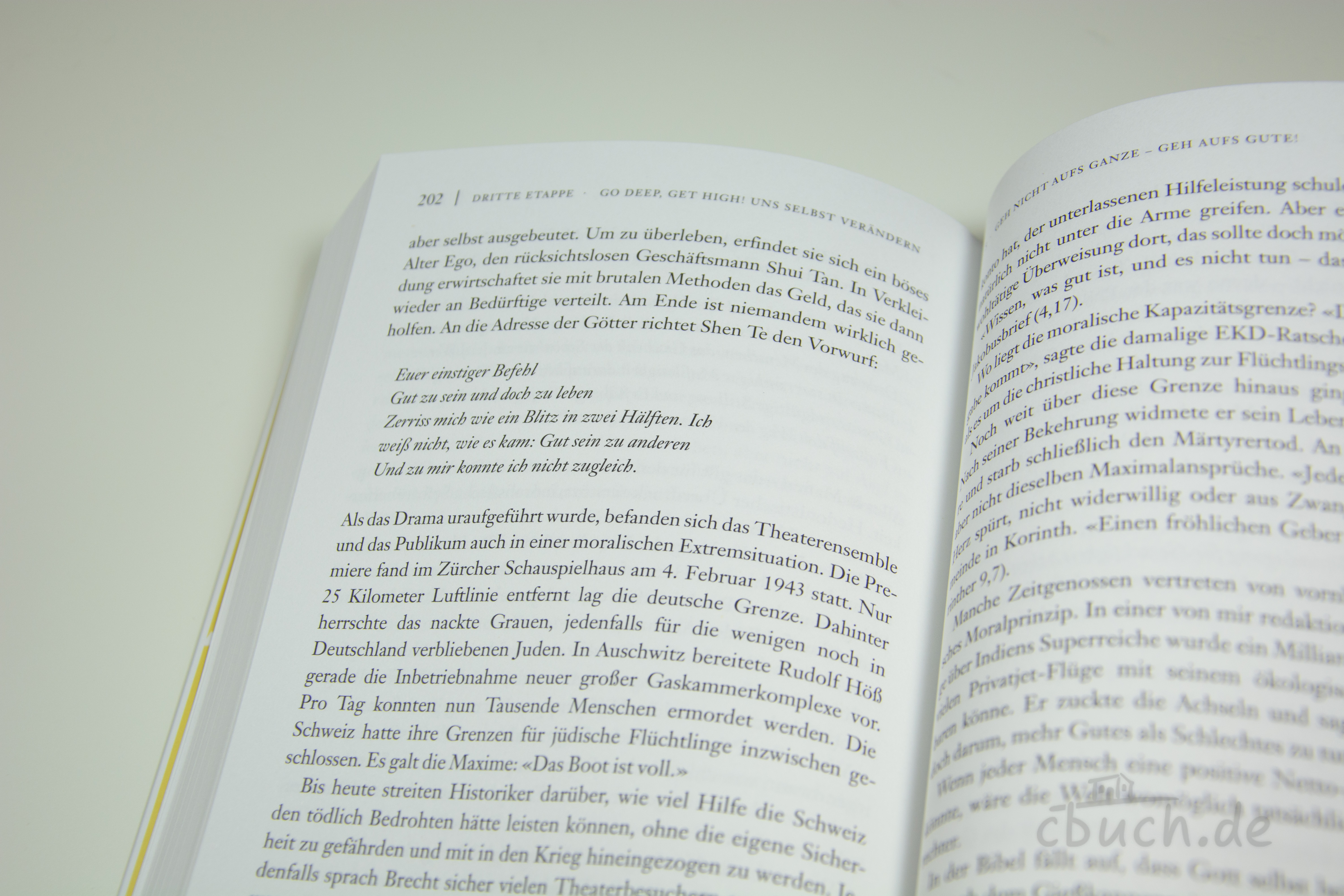 Geöffnete Buchseiten mit Text in deutscher Sprache Detailaufnahme geöffneter Seiten eines deutschsprachigen Buc