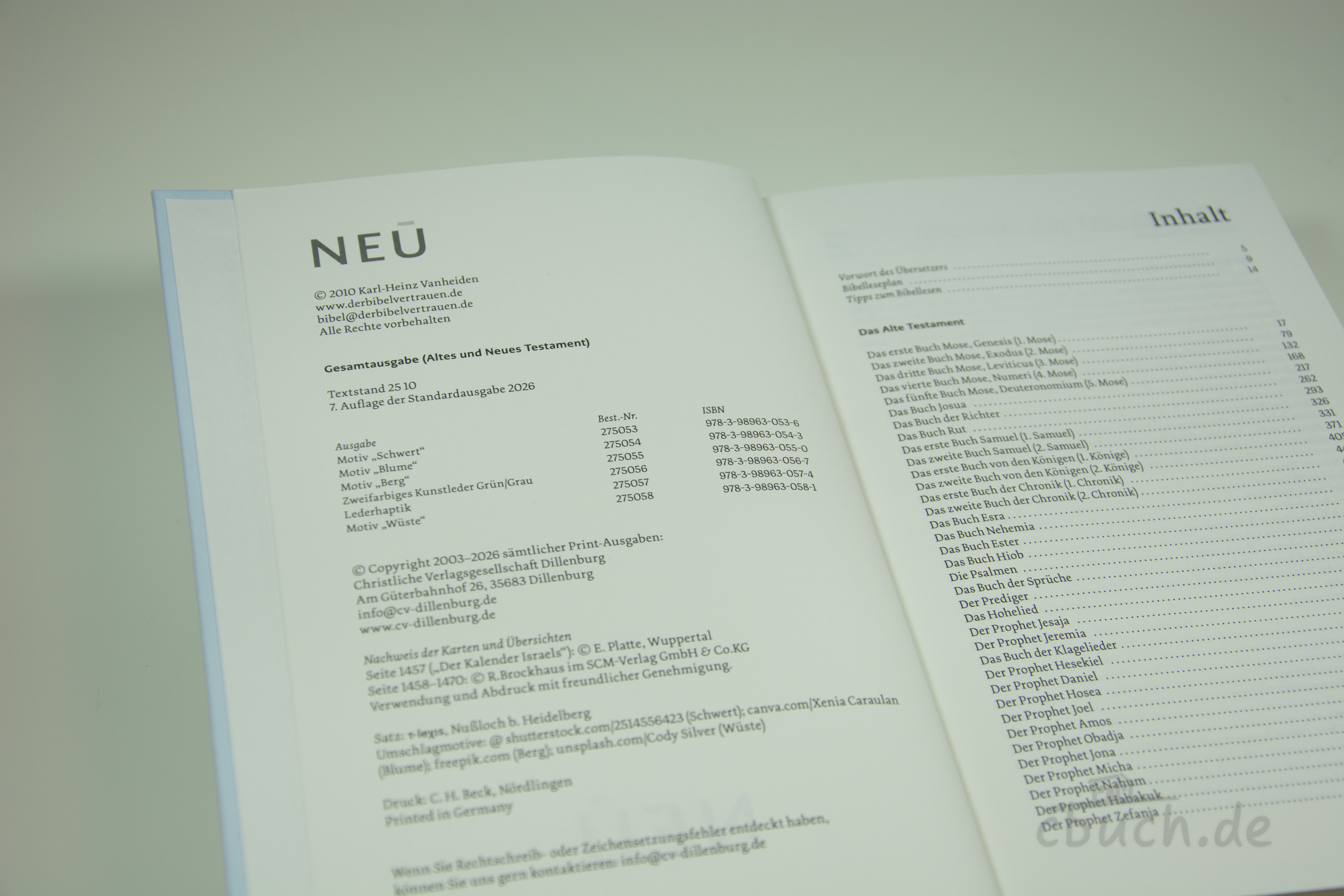 Geöffnete NeÜ bibel.heute Standardausgabe „Blume“ von CV mit Blick auf Titelseite und Inhaltsverzeichnis, moderne Bibelübersetzung für Einsteiger.