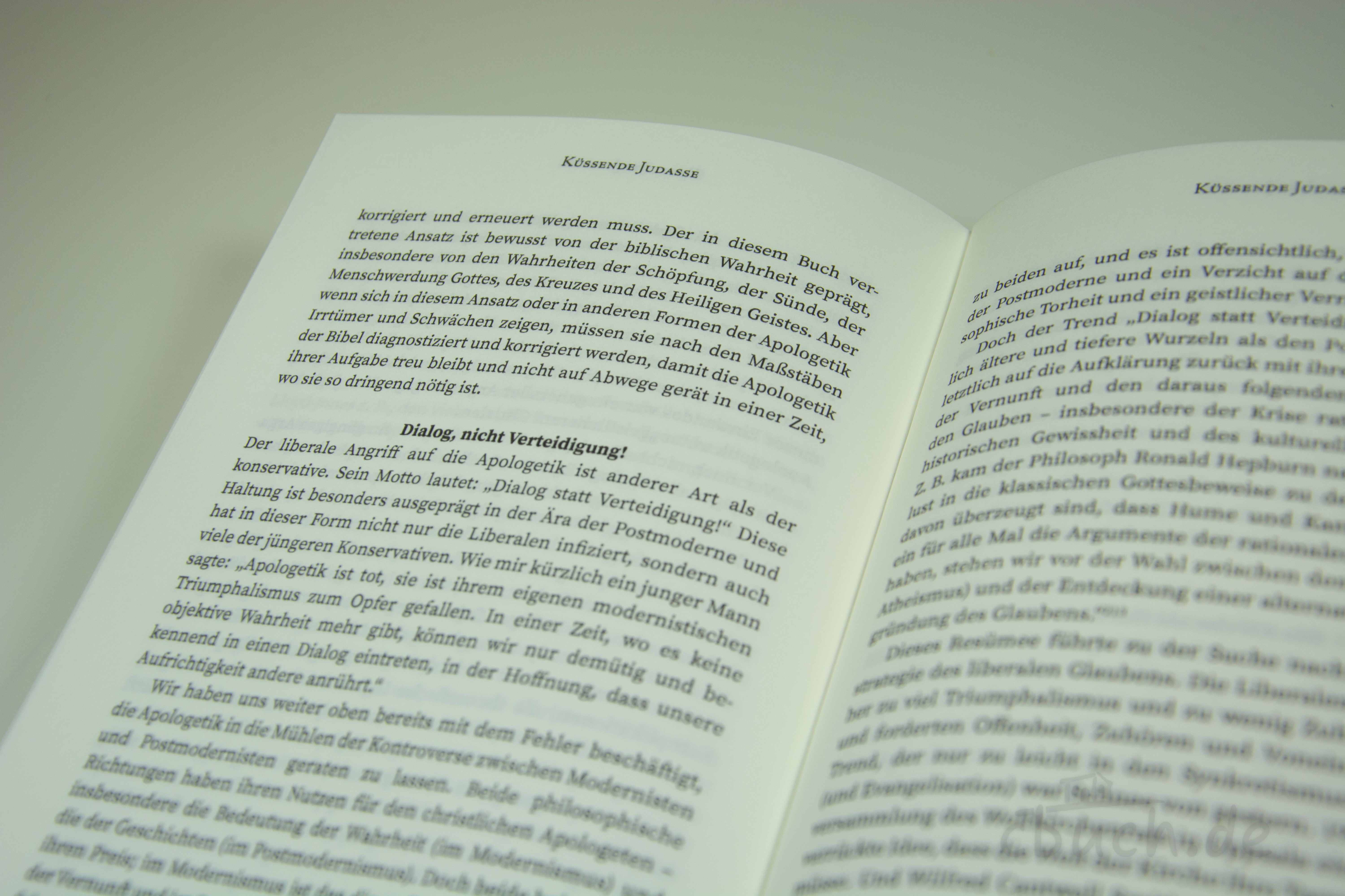 Doppelseite eines Buches mit Text und der Überschrift Küssen