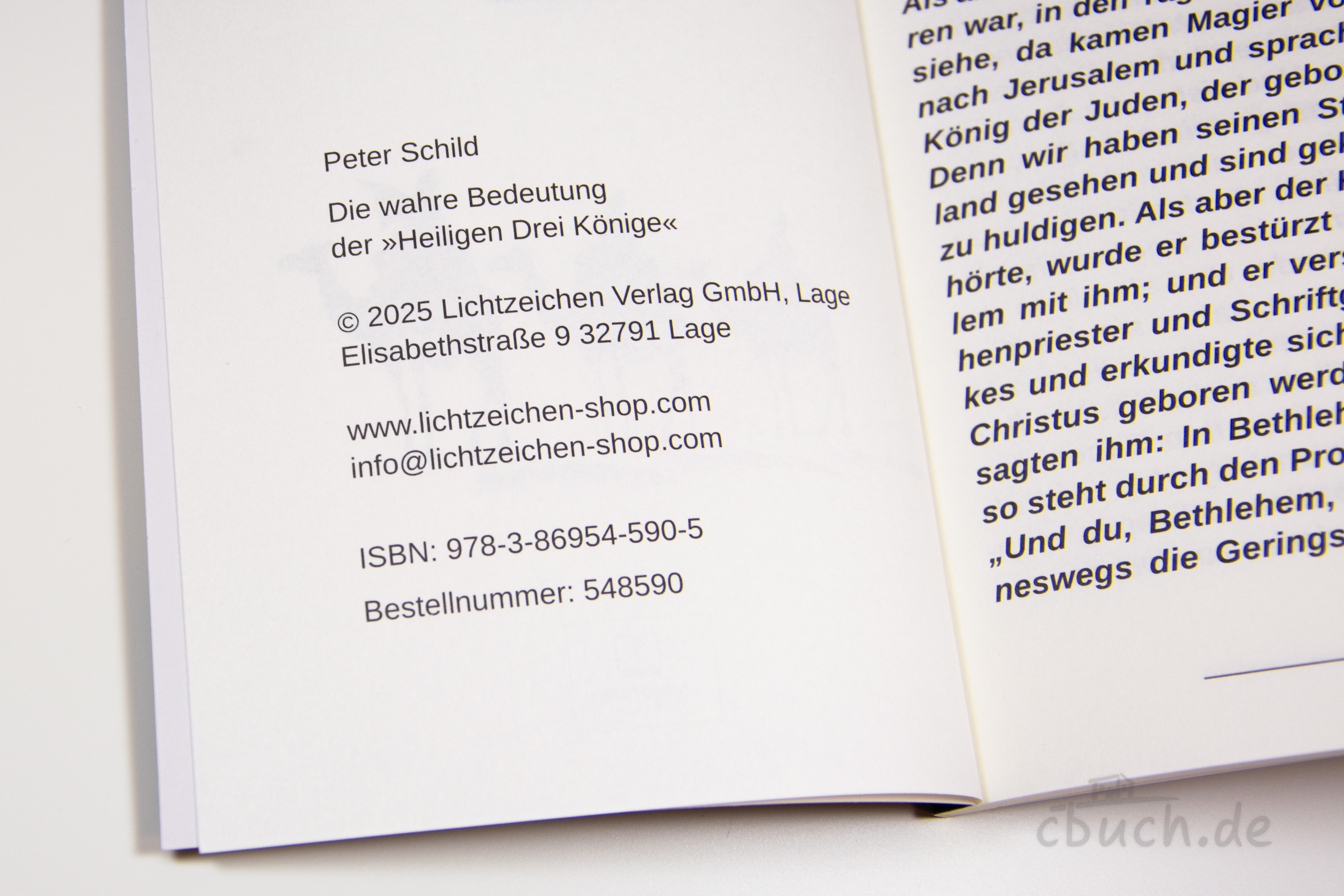 Schild: Die wahre Bedeutung der Heiligen drei Könige – Buch von Peter Schild Innenseite des Buches „Die wahre Bedeutung der Heiligen drei Könige“ von Peter Schild, erschienen im Lichtzeichen Verlag, mit Titel, Verlagsangaben und Bibeltext.