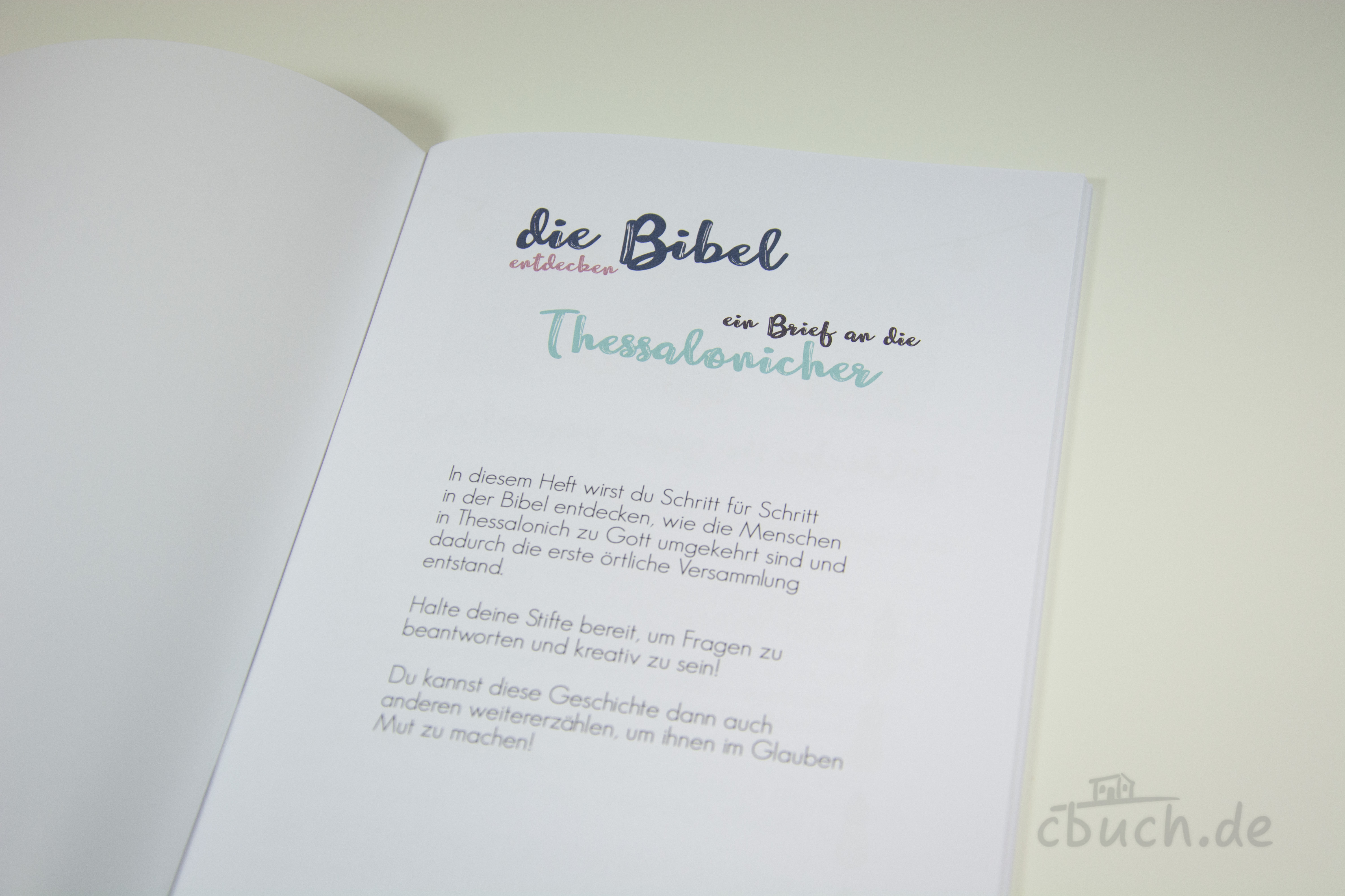 Aufgeschlagenes Heft „Die Bibel entdecken - ein Brief an die Thessalonicher“ von Daniel-Verlag, mit Fragen, Rätseln und kreativen Aufgaben zur Bibelarbeit für Kinder von 10 bis 15 Jahren.
