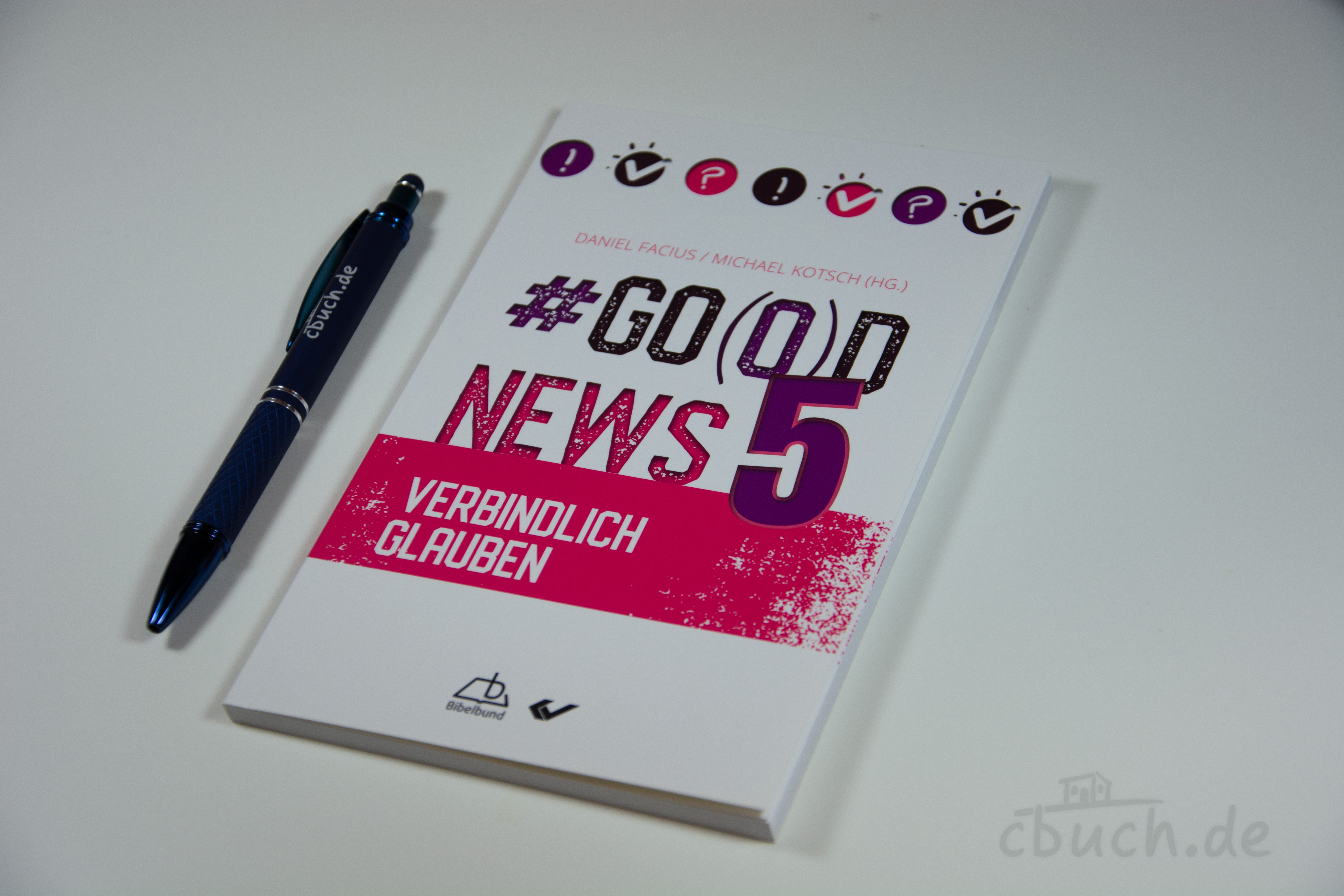 Buch Good News 5 Verbindlich Glauben mit Stift Buch Good News 5 Verbindlich Glauben neben blauem Stift