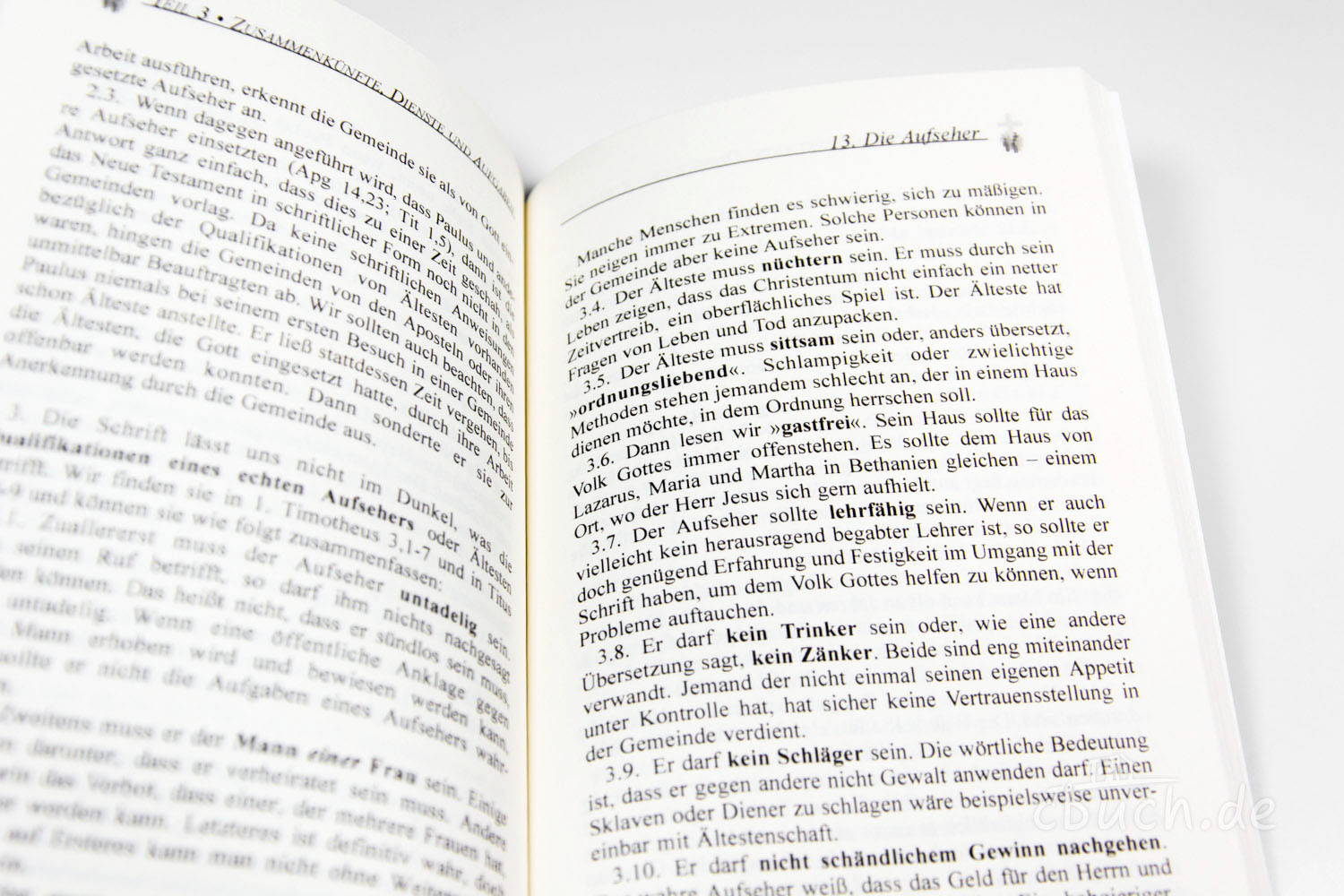 Geöffnetes Buch mit Text über christliche Aufseher Offenes Buch zeigt Text über Eigenschaften von christlichen