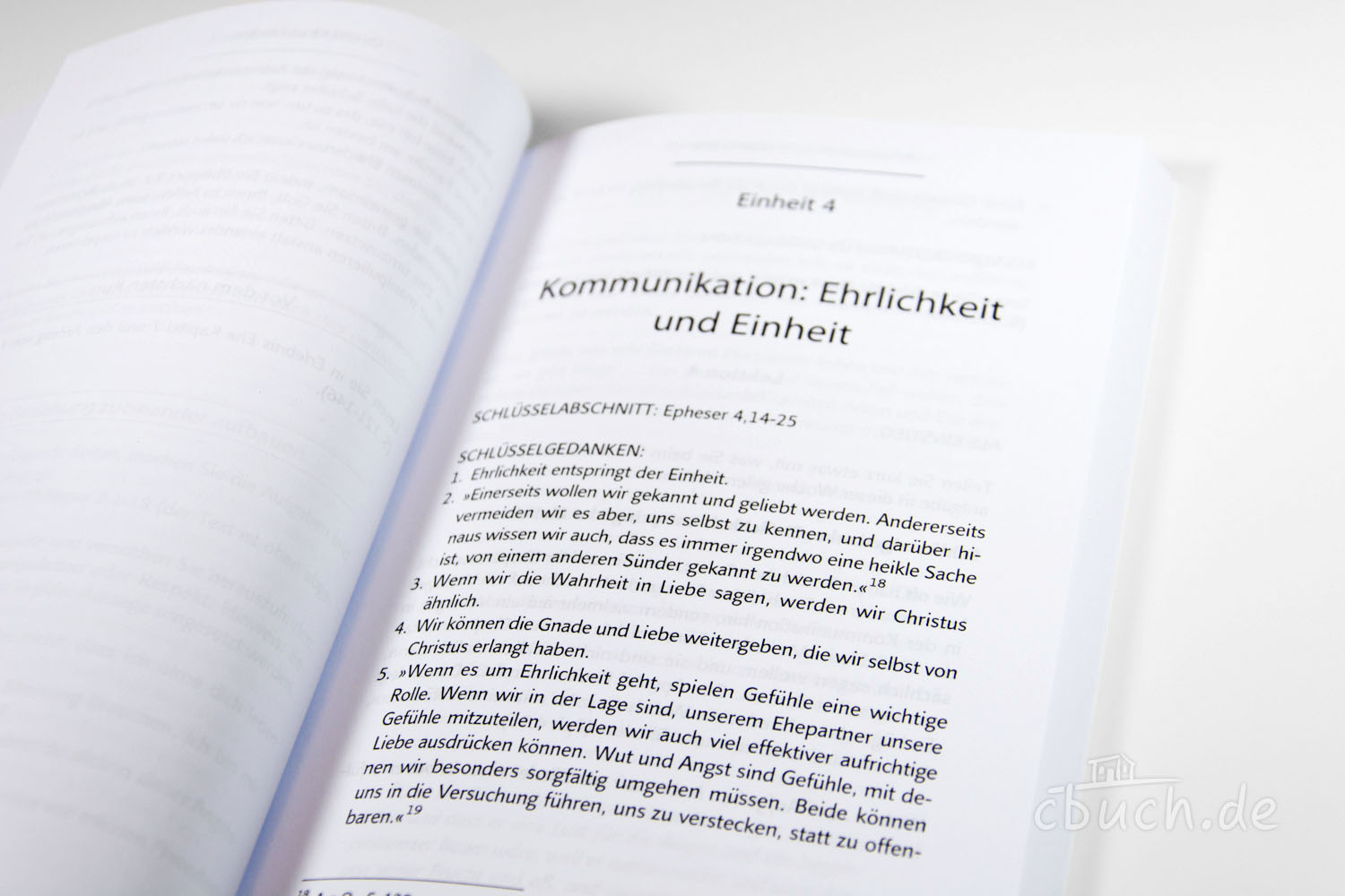 Offenes Buch mit Text über Ehrlichkeit und Einheit Seite eines Buches zu Kommunikation: Ehrlichkeit und Einheit