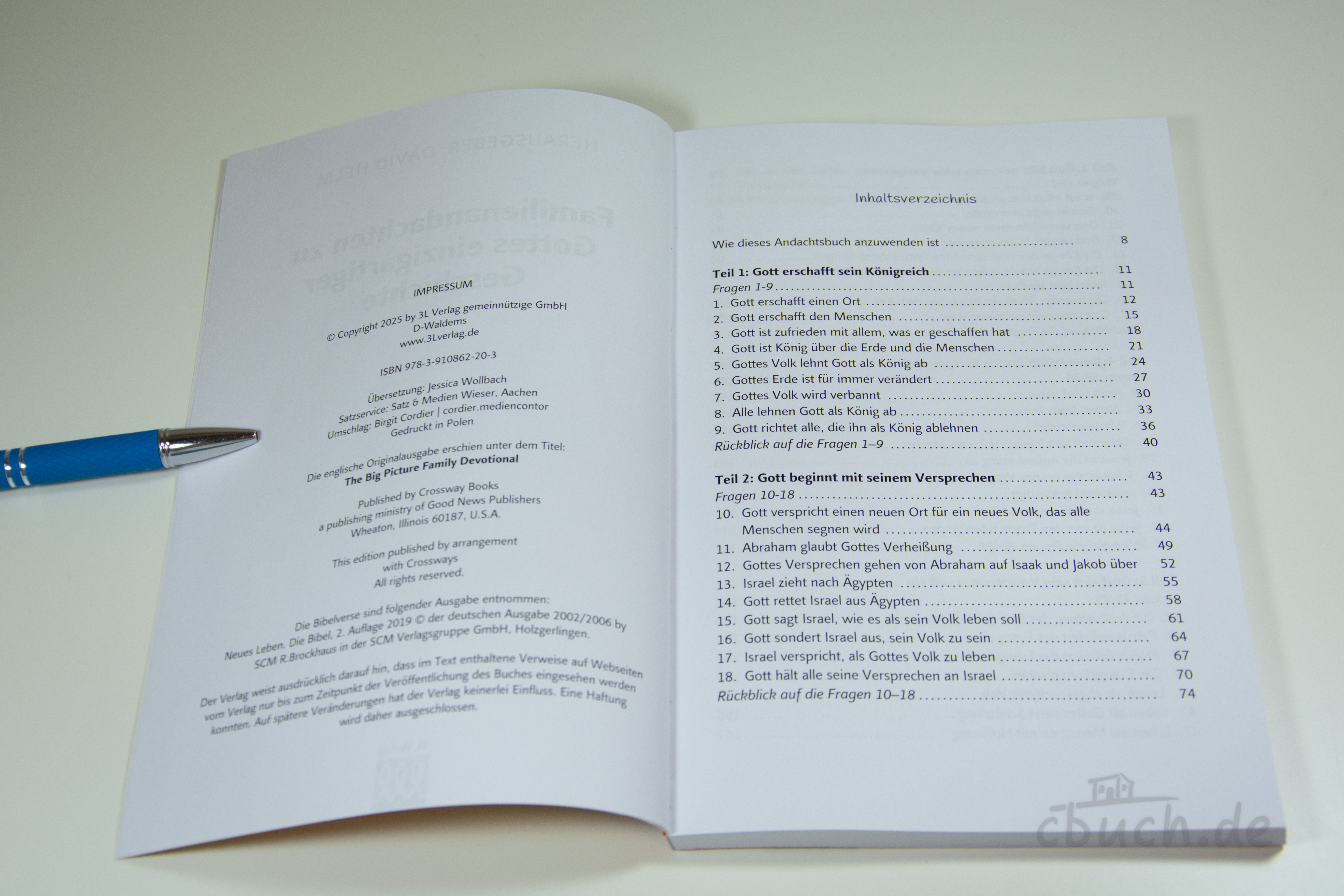 Geöffnetes Buch „Helm: Familienandachten zu Gottes einzigartige Geschichte“ von David Helm, mit Inhaltsverzeichnis und Impressum, Familienandachten zur biblischen Heilsgeschichte für Kinder.