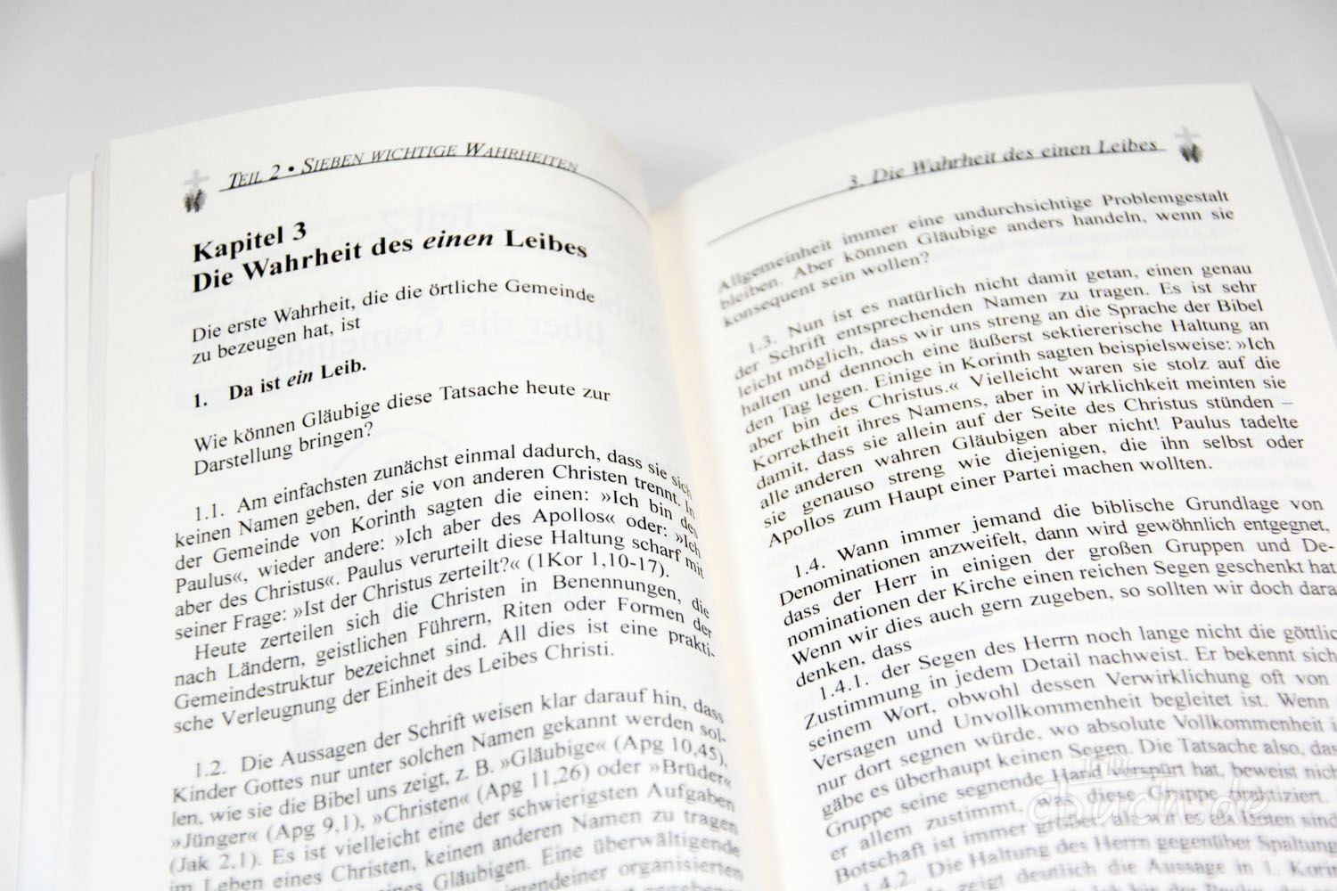 Aufgeschlagenes Buch zur biblischen Wahrheit des einen Leibe