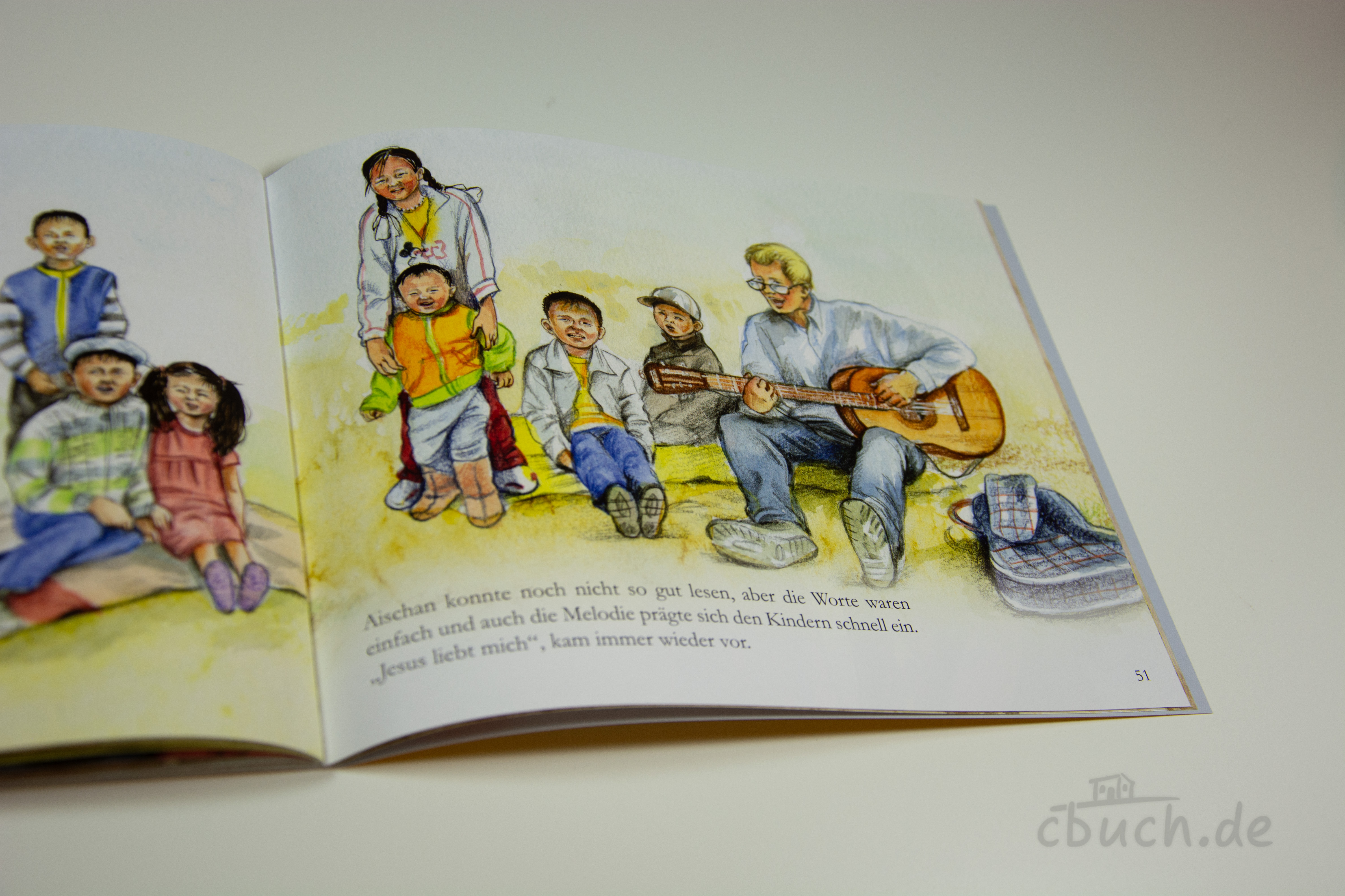Illustration aus „Der seltsame Besuch - Kinder in Kasachstan (Heft 3)“ von Samenkorn: Kinder in Kasachstan sitzen mit einer Frau und einem Gitarrenspieler zusammen und singen.