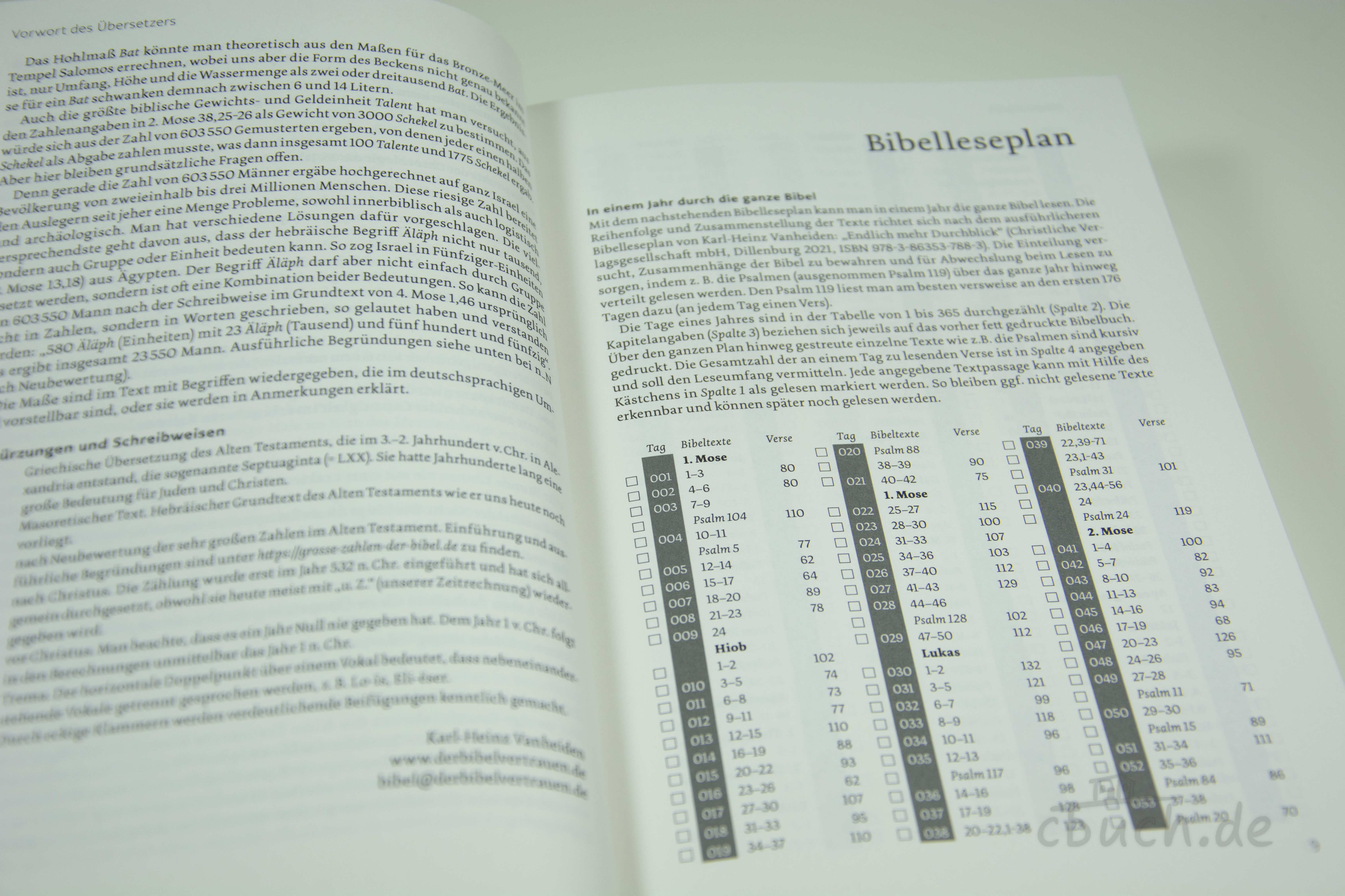 NeÜ bibel.heute Standardausgabe „Blume“ – Bibelleseplan und Erläuterungen Geöffnete NeÜ bibel.heute Standardausgabe „Blume“ von CV mit Bibelleseplan und erläuternden Textseiten in moderner, sinngenauer Übersetzung.
