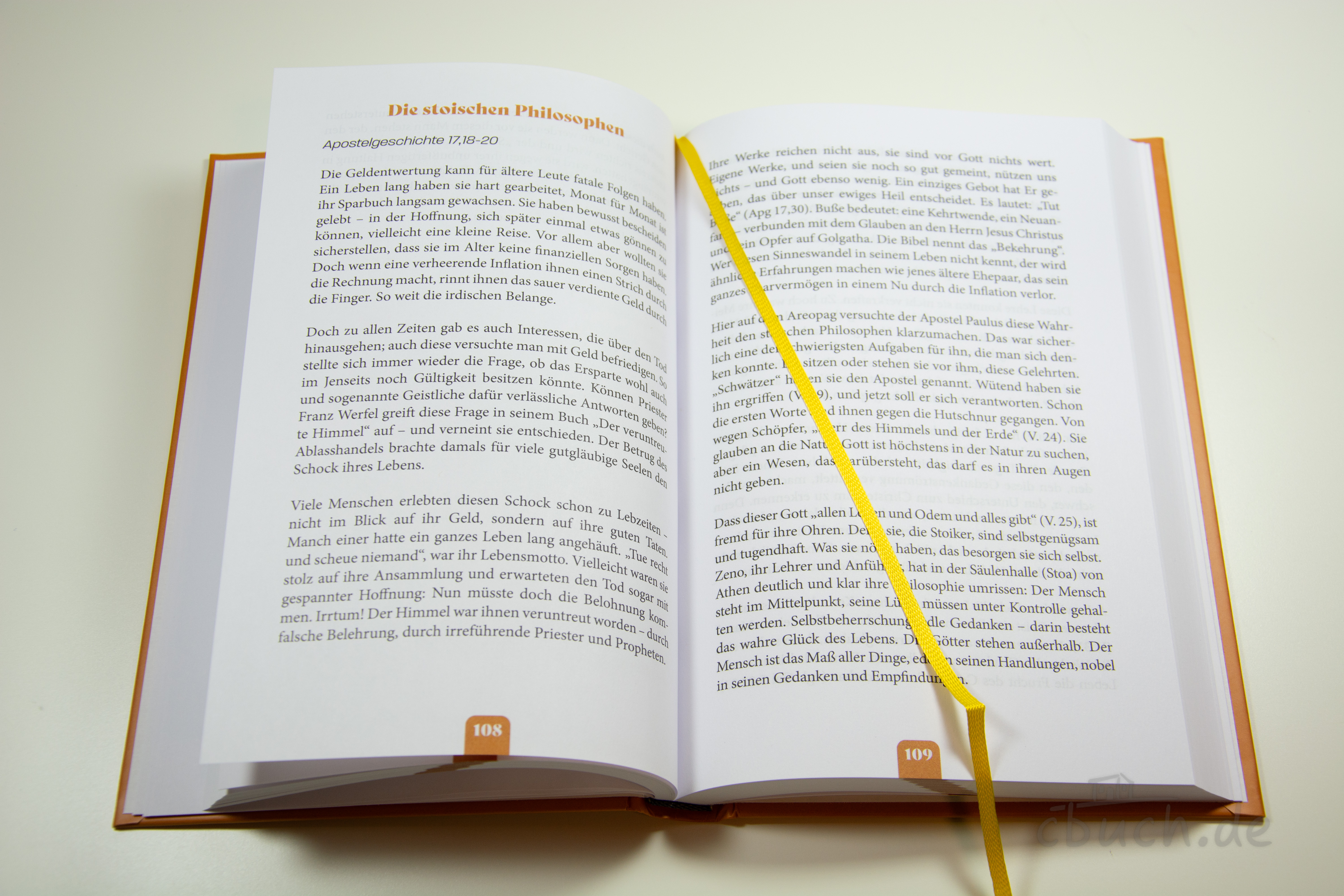 Keune: Die Kleinen der Bibel - Band 4, aufgeschlagenes Andachtsbuch Aufgeschlagenes Buch Keune: Die Kleinen der Bibel - Band 4 von CSV mit Andachten über unscheinbare Personen der Bibel und gelbem Leseband