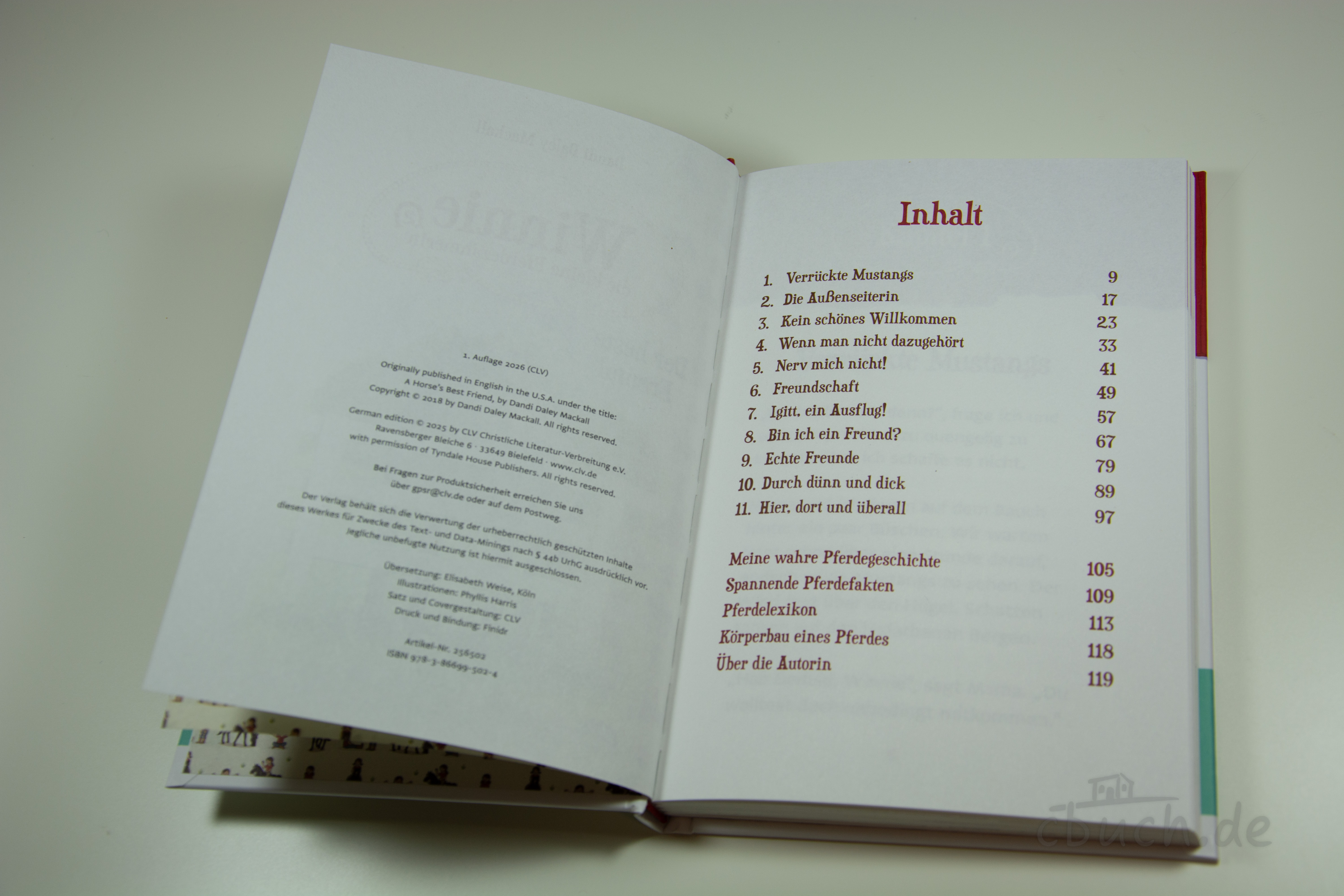 Aufgeschlagenes Buch „Mackall: Winnie, die kleine Pferdezähmerin (2)“ von CLV mit sichtbarem Inhaltsverzeichnis, Erstleser-Buch über Pferde, Freundschaft und Glauben.