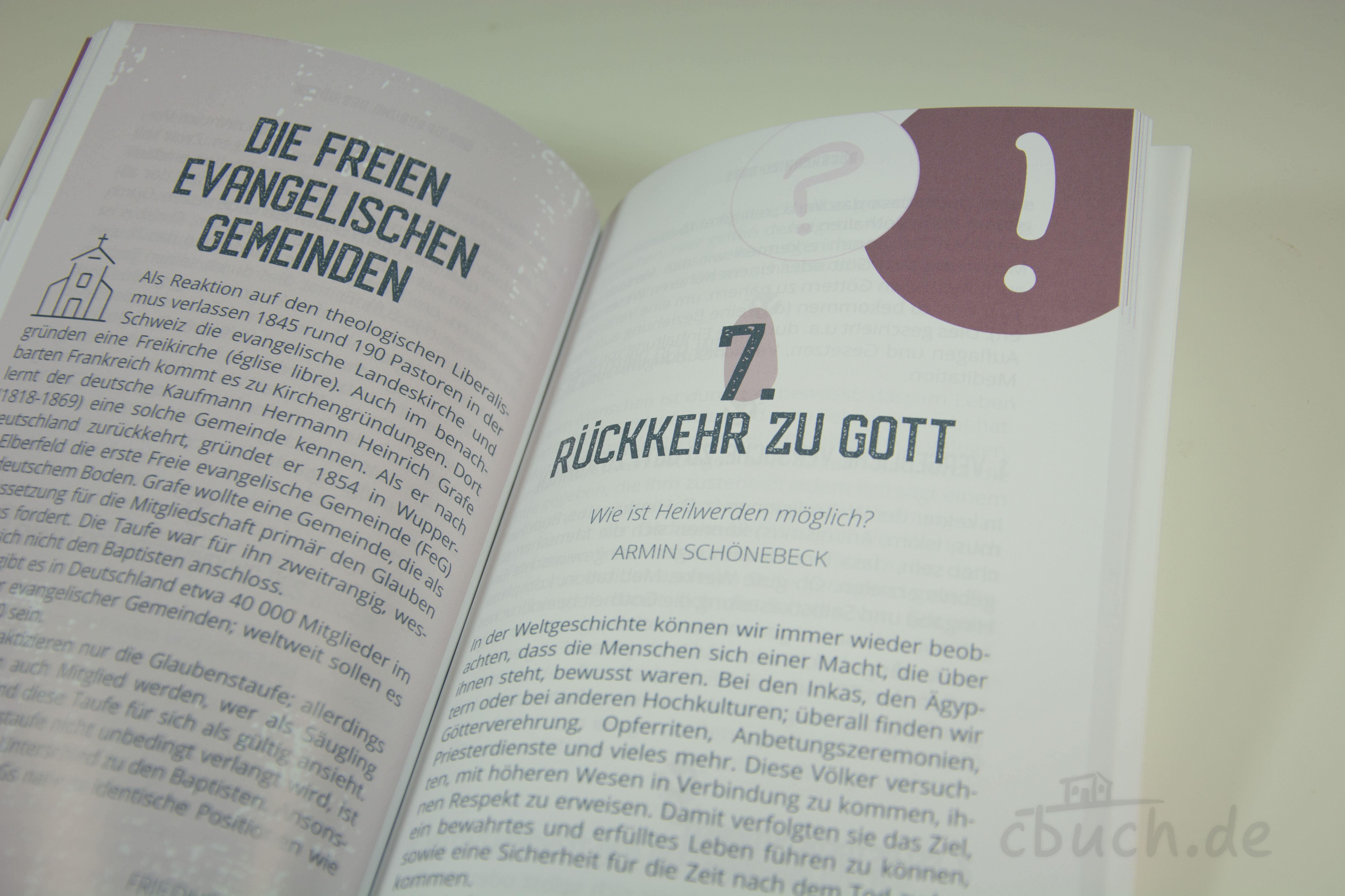 Blick auf ein aufgeschlagenes Buch mit Text zu freien evange
