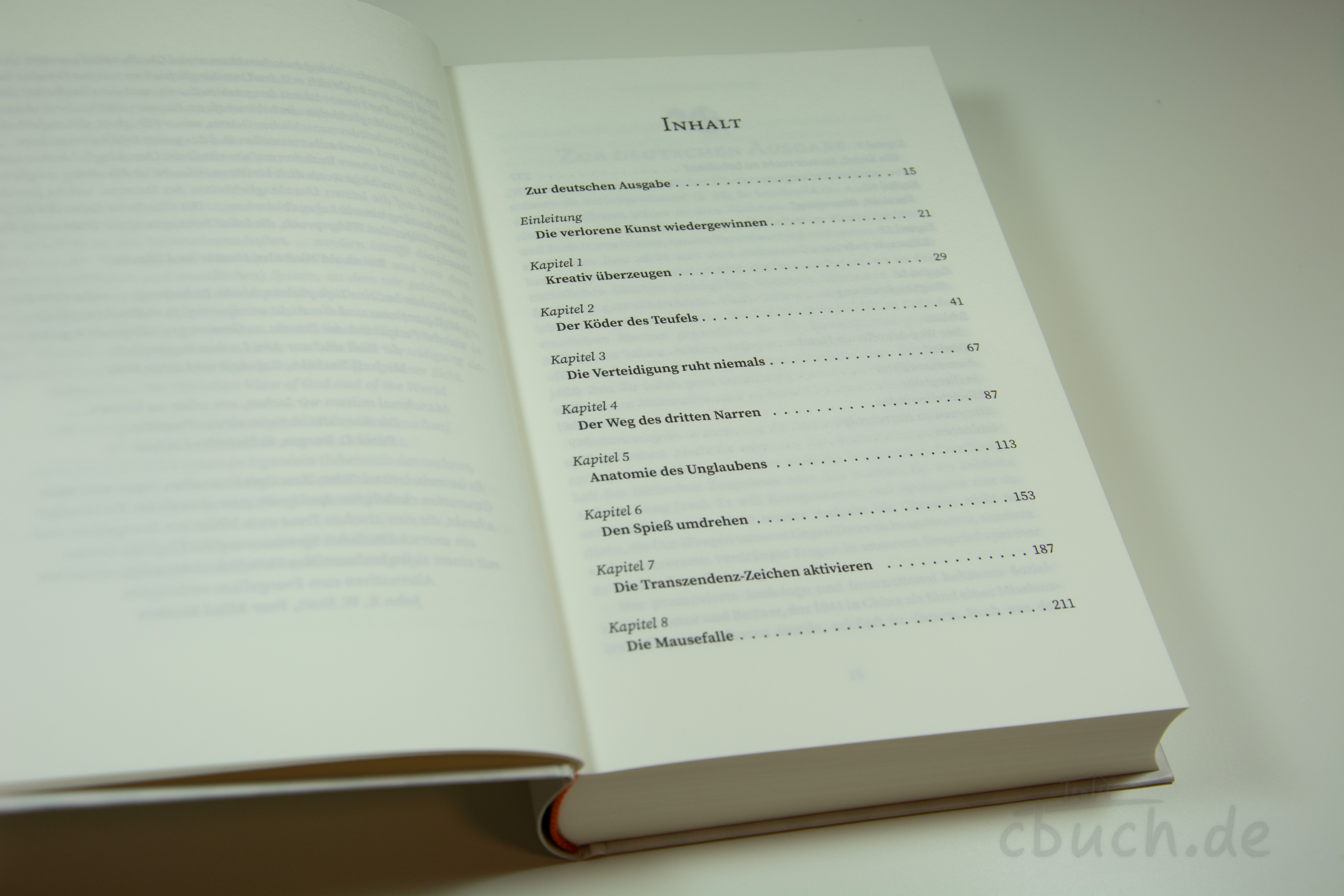 Blick auf das Inhaltsverzeichnis eines aufgeschlagenen Buchs Offenes Buch mit einer Übersicht der Kapitel und Seitenzahle