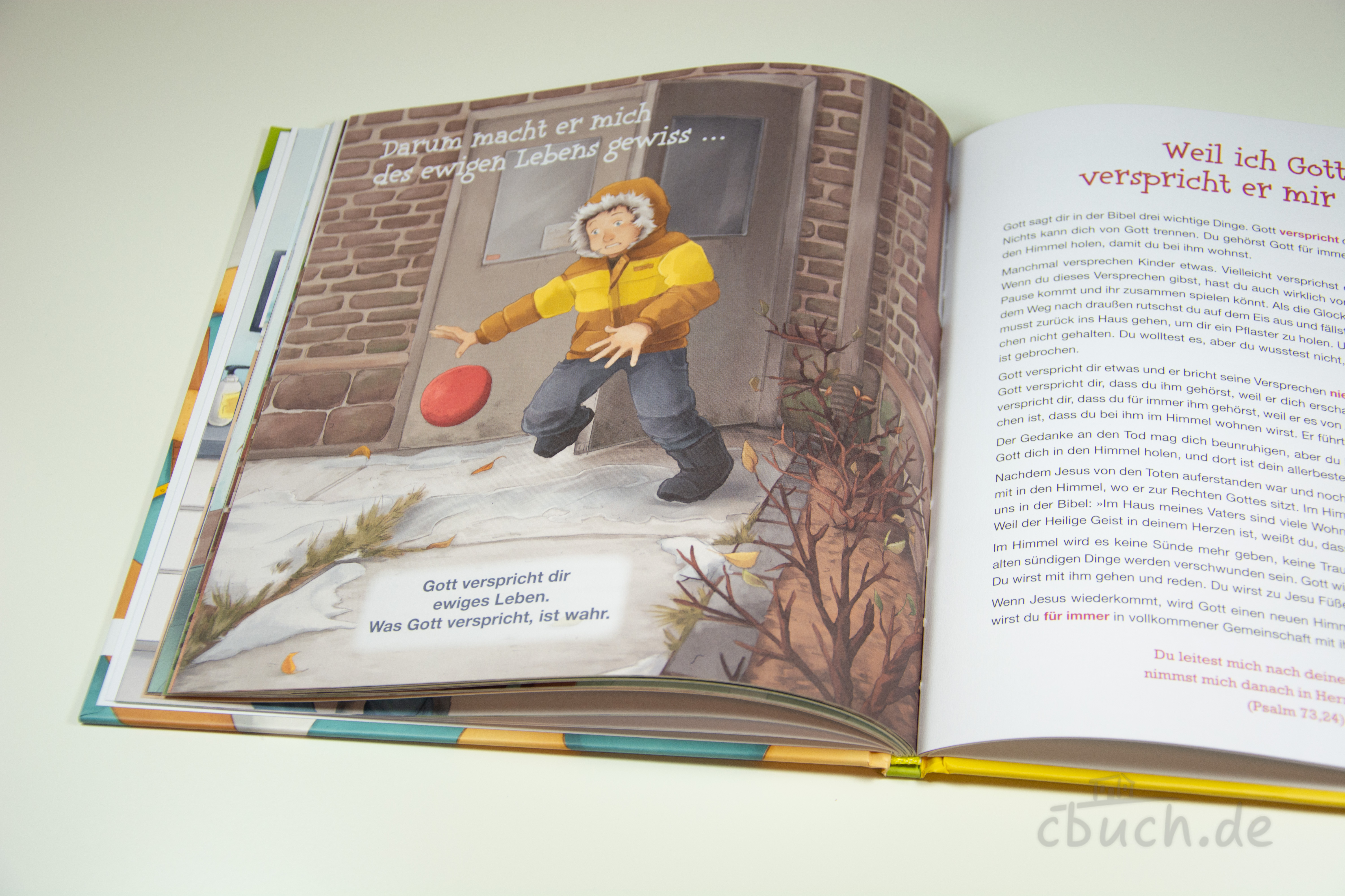 Holstege: Ich gehöre zu Jesus - farbenfrohes Andachtsbuch für Kinder Geöffnete Buchseite aus „Holstege: Ich gehöre zu Jesus - Großer Trost für kleine Leute“ von Sola Gratia Medien, mit farbenfroher Kinderillustration und Text über Gottes Trost und ewiges Leben.