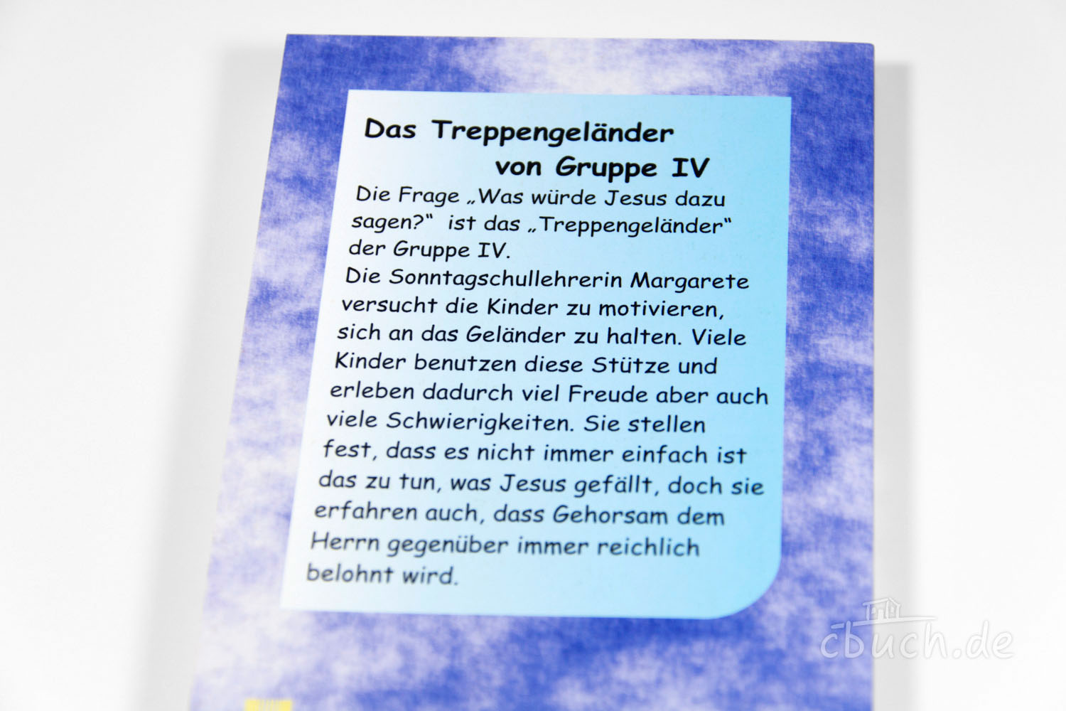 Blaue Infoseite mit Text über Treppengeländer der Gruppe IV