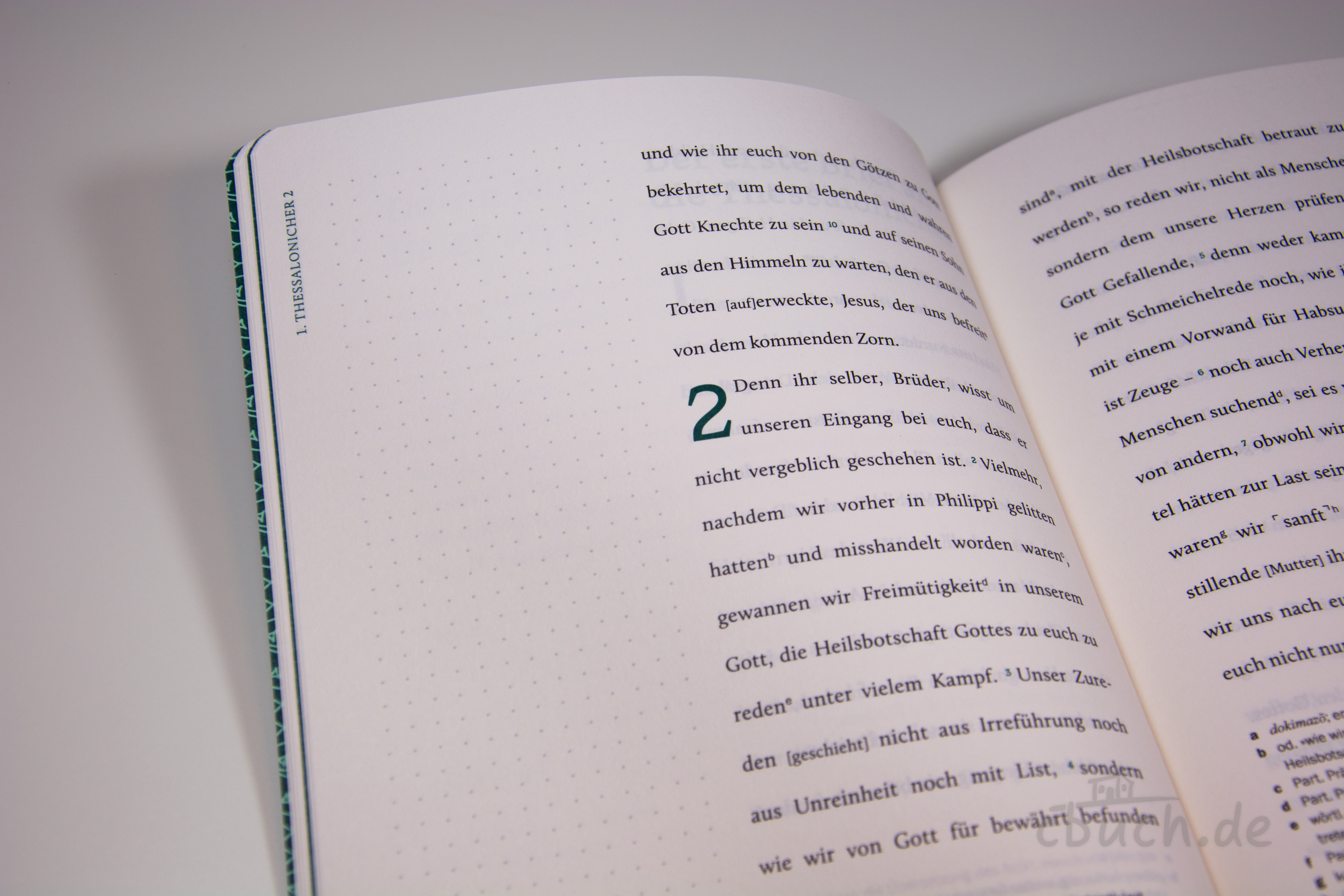 Aufgeschlagenes EsraBibel Logbuch zu den Briefen an die Thessalonicher von CLV mit großem Zeilenabstand und breitem Rand für Notizen und Textbeobachtungen.