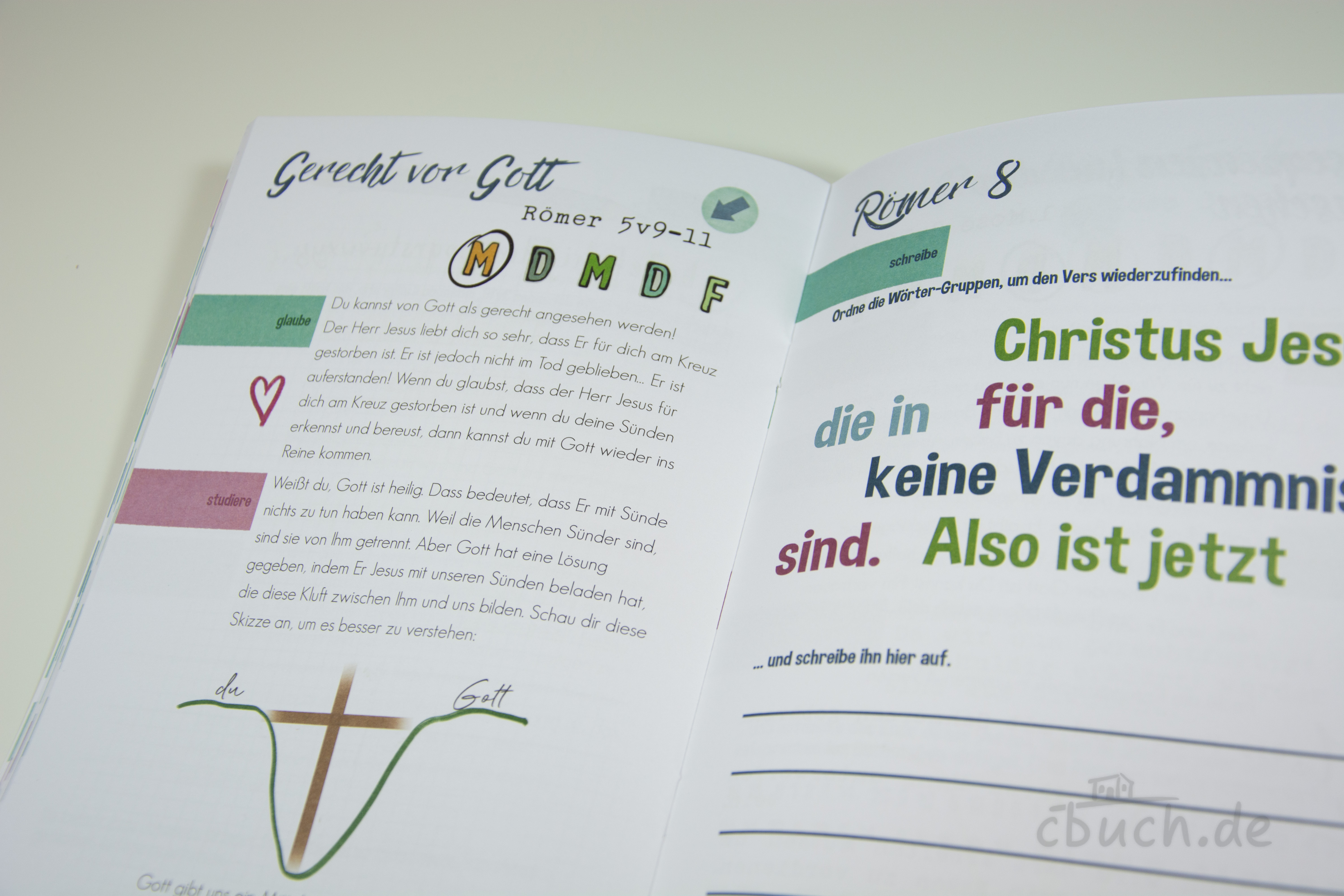 Aufgeschlagenes Arbeitsheft „Die Bibel entdecken - Der Anfang“ von Daniel-Verlag mit Bibeltexten, Fragen und Rätselaufgaben für Kinder von 10 bis 15 Jahren zur gemeinsamen Bibellese.