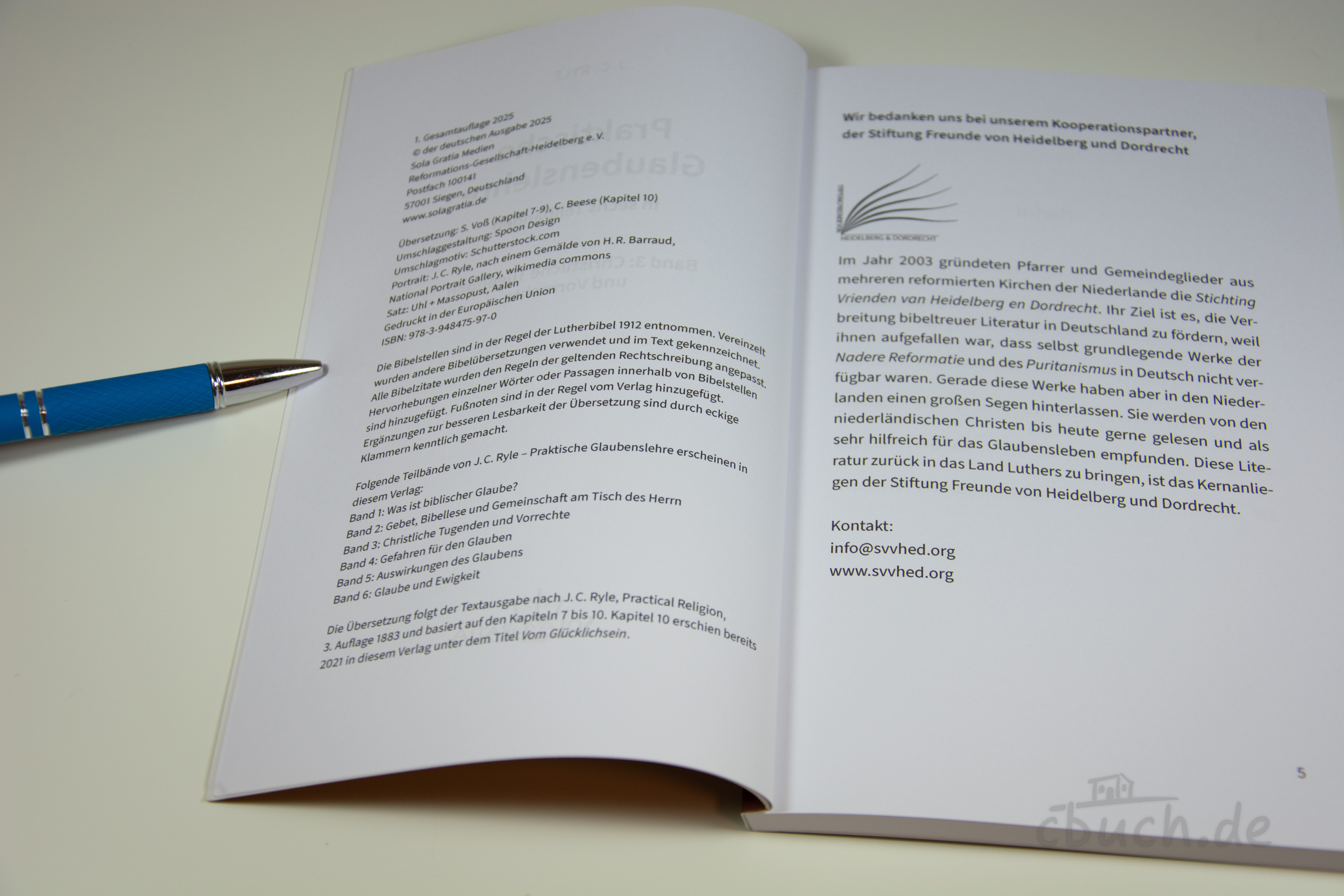 Geöffnetes Buch „Ryle: Praktische Glaubenslehre: Band 3“ von J.C. Ryle, Innenseiten mit Verlagsangaben von Sola Gratia Medien zu christlichen Tugenden und Vorrechten.