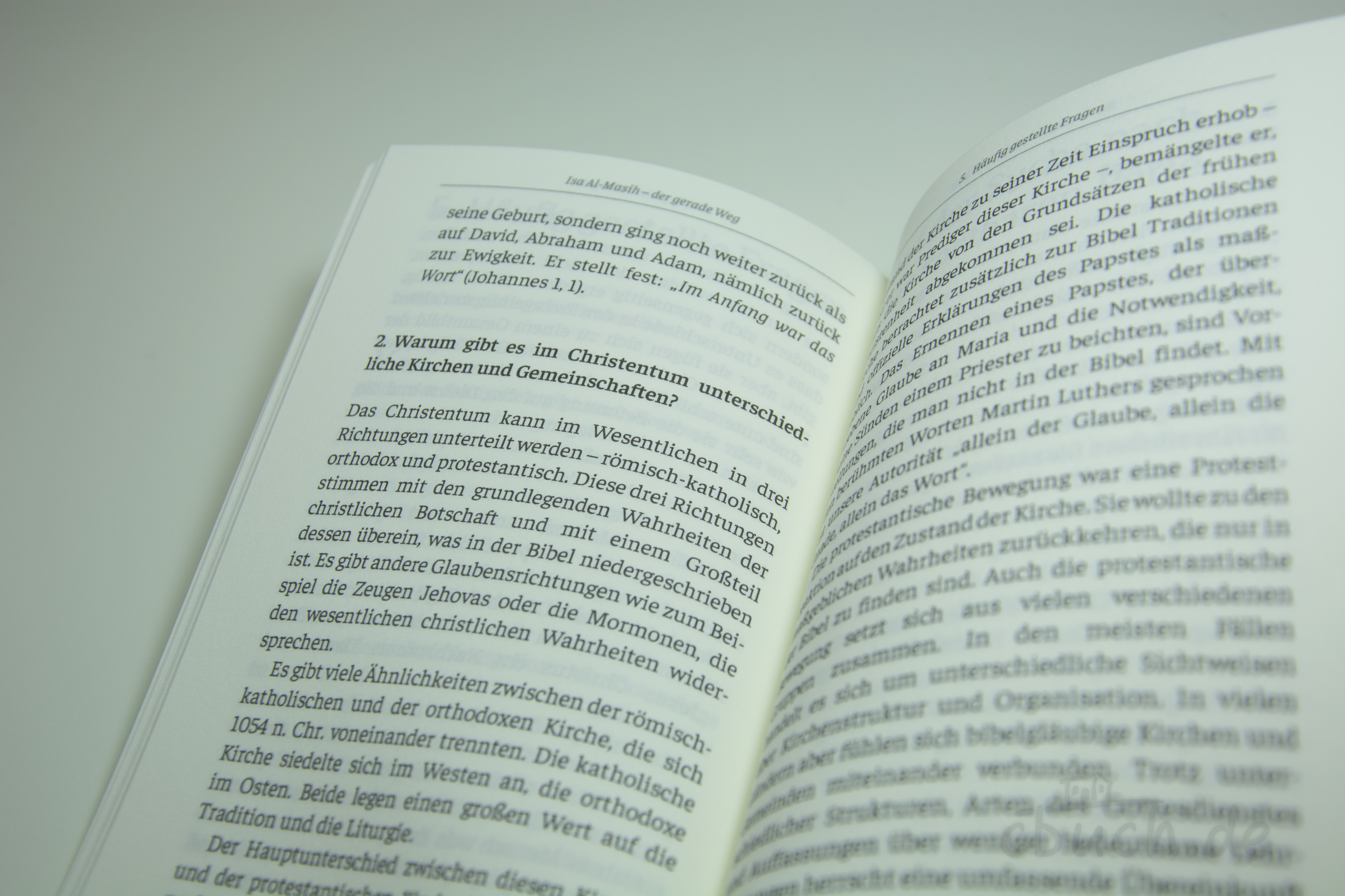 Offenes Buch mit hervorgehobenem Abschnitt über Unterschiede