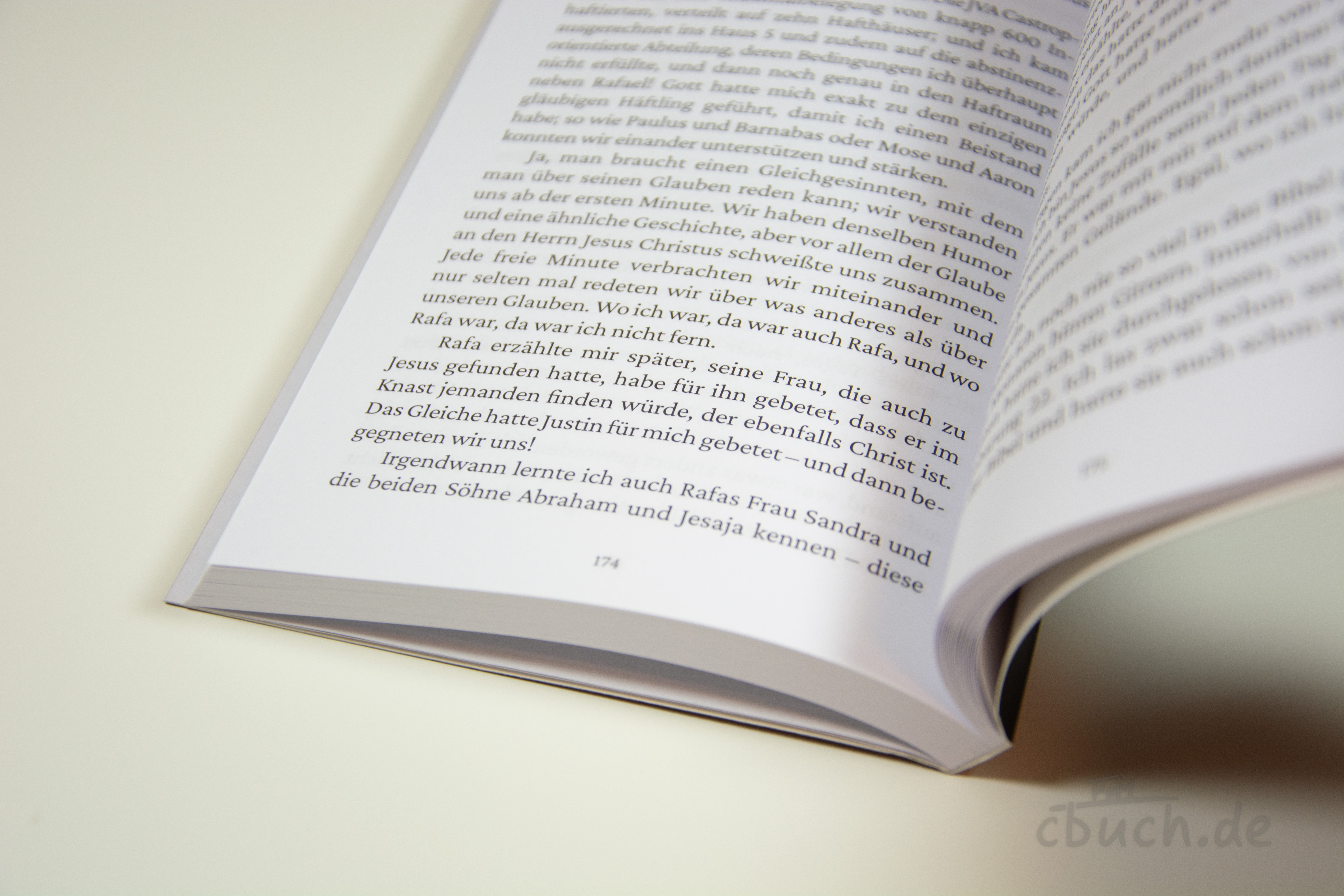 Brunokowski: Machete Maik – Von der Klinge zum Kreuz, aufgeschlagenes Buch Aufgeschlagene Buchseite aus „Brunokowski: Machete Maik – Von der Klinge zum Kreuz“ von CMVH, einer christlichen Biografie über Umkehr, Vergebung und neue Freiheit durch Jesus Christus