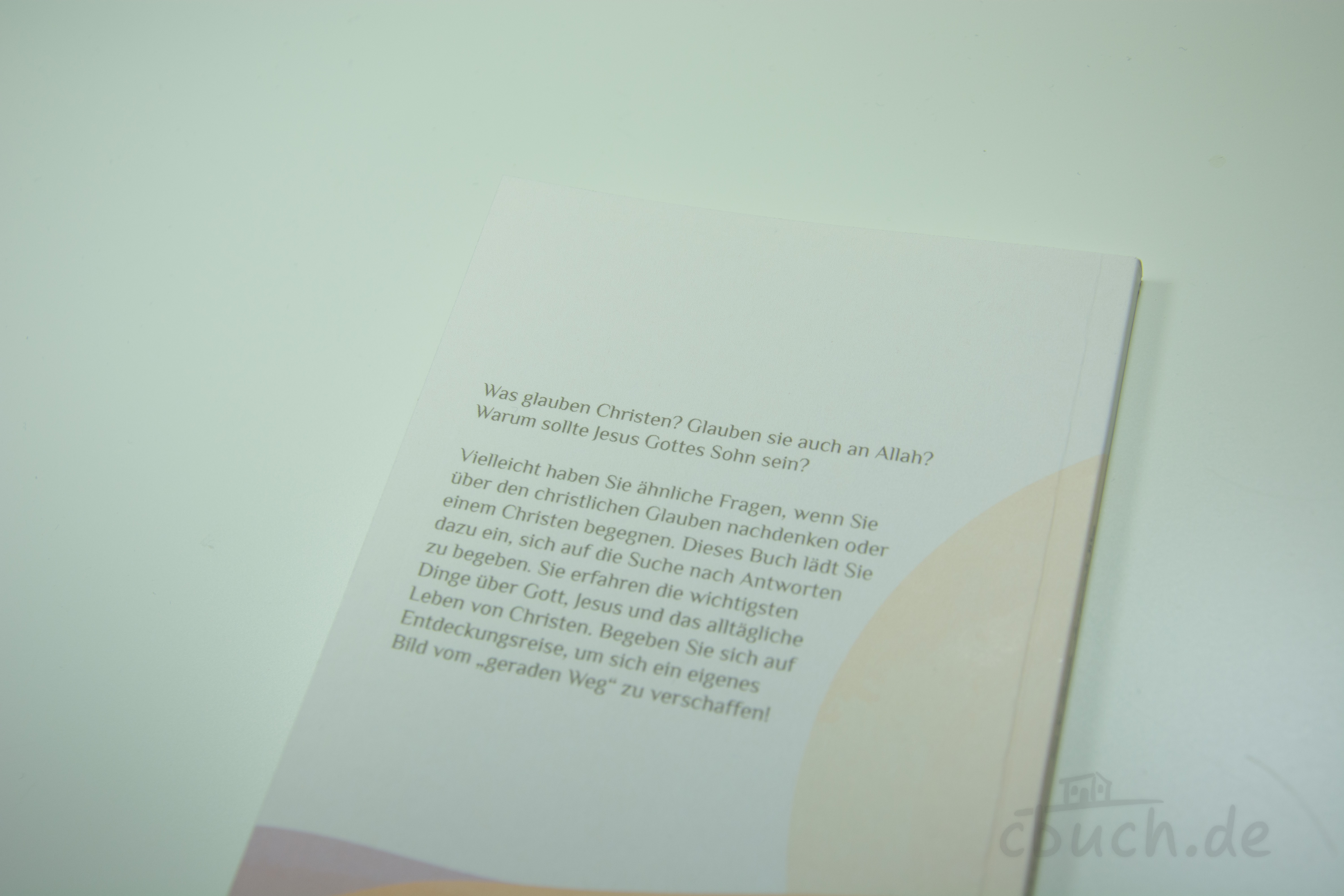 Rückseite eines Buches mit Fragen zum christlichen Glauben Buchrückseite mit Text zu christlichem Glauben und Fragen zu