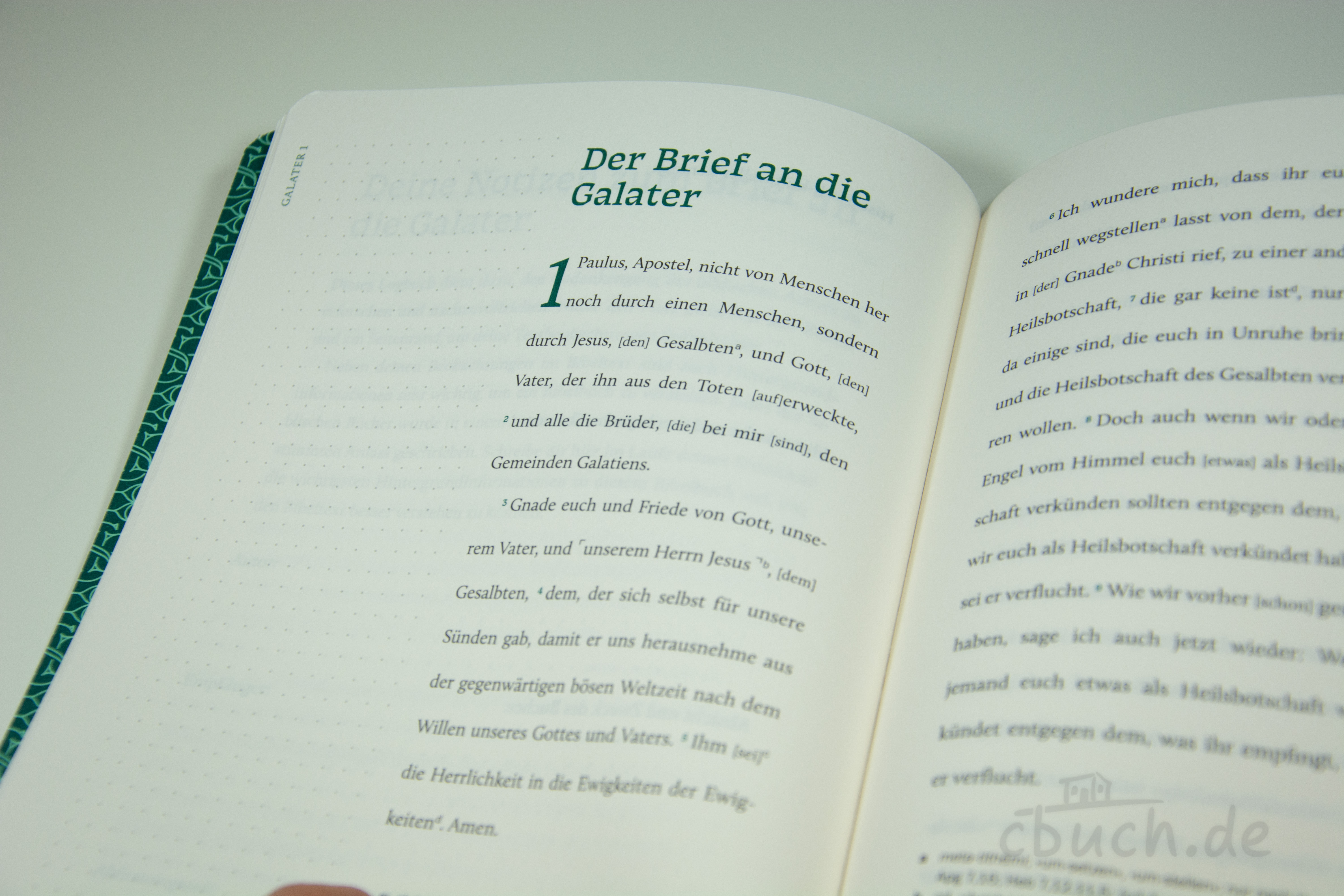 EsraBibel – Logbuch Galaterbrief, aufgeschlagenes Bibel-Logbuch Aufgeschlagenes EsraBibel – Logbuch Galaterbrief von EBTC mit dem Textanfang des Galaterbriefs in sprachgenauer Bibelübersetzung und Platz für Notizen.