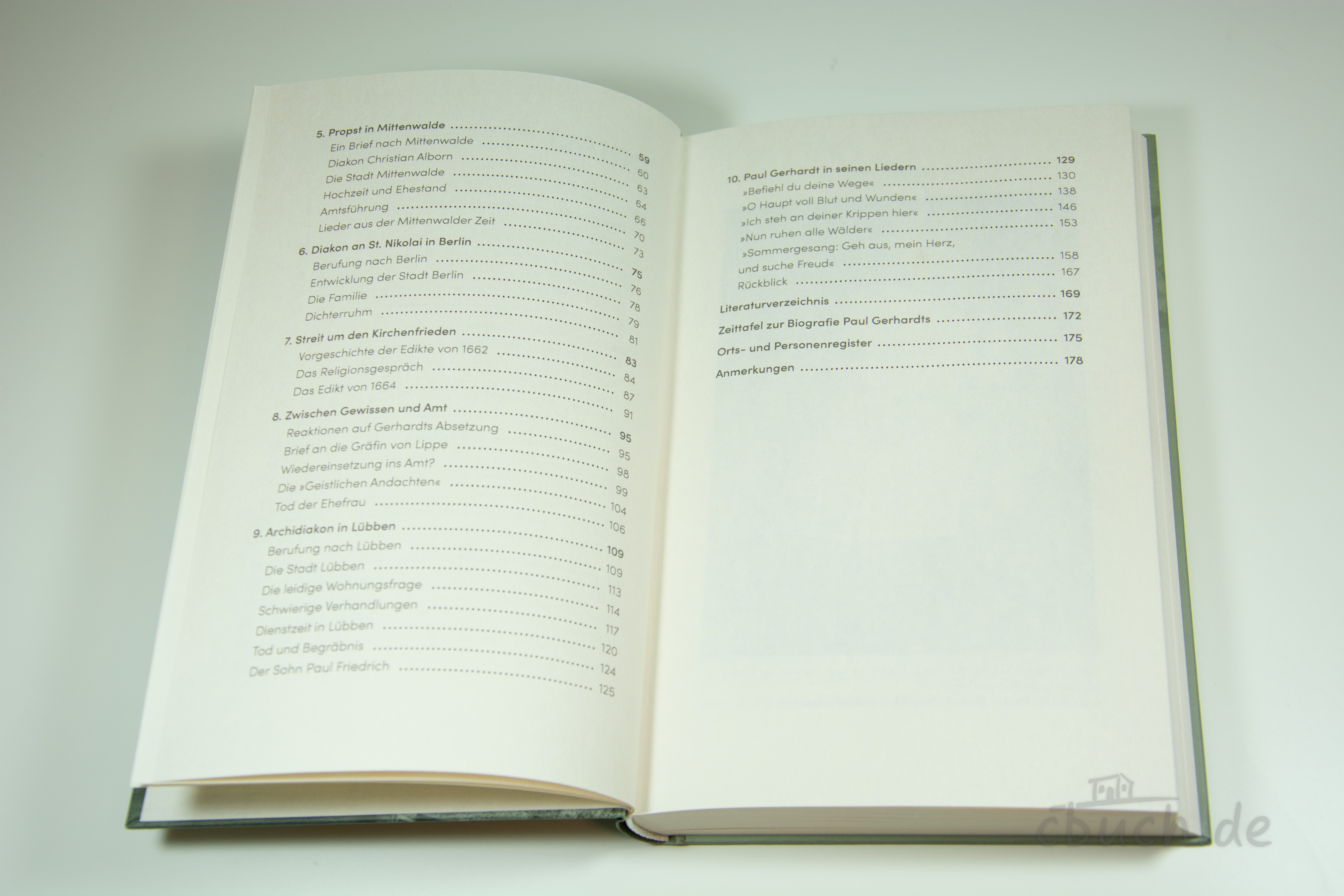 Aufgeschlagenes Buch "Geiger: Du, meine Seele, singe" von Erika Geiger mit sichtbarem Inhaltsverzeichnis, Biografie über Paul Gerhardt, Prediger und Poet, erschienen bei SCM Hänssler