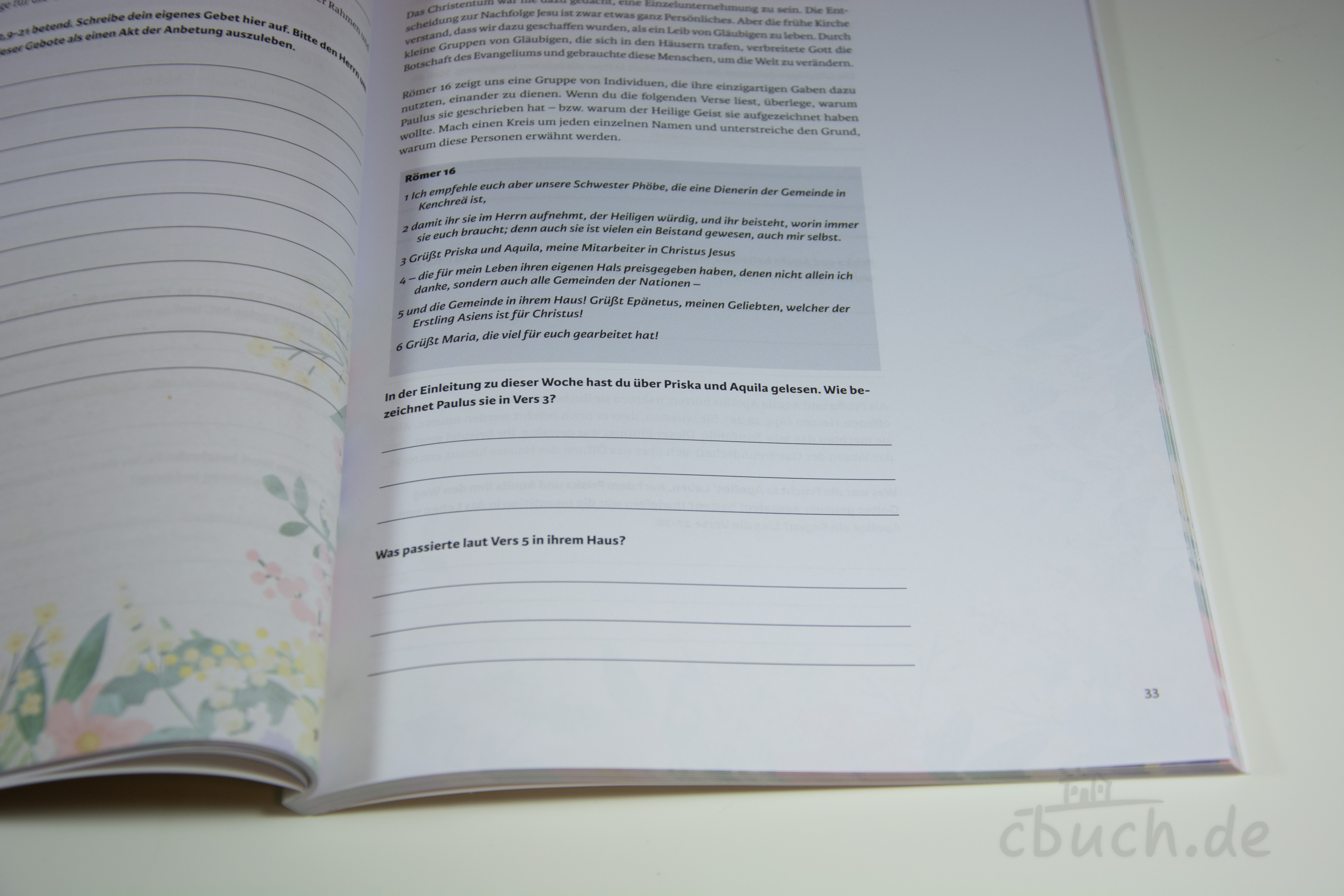 Aufgeschlagenes Arbeitsbuch mit Bibeltext und Fragen zu Röme