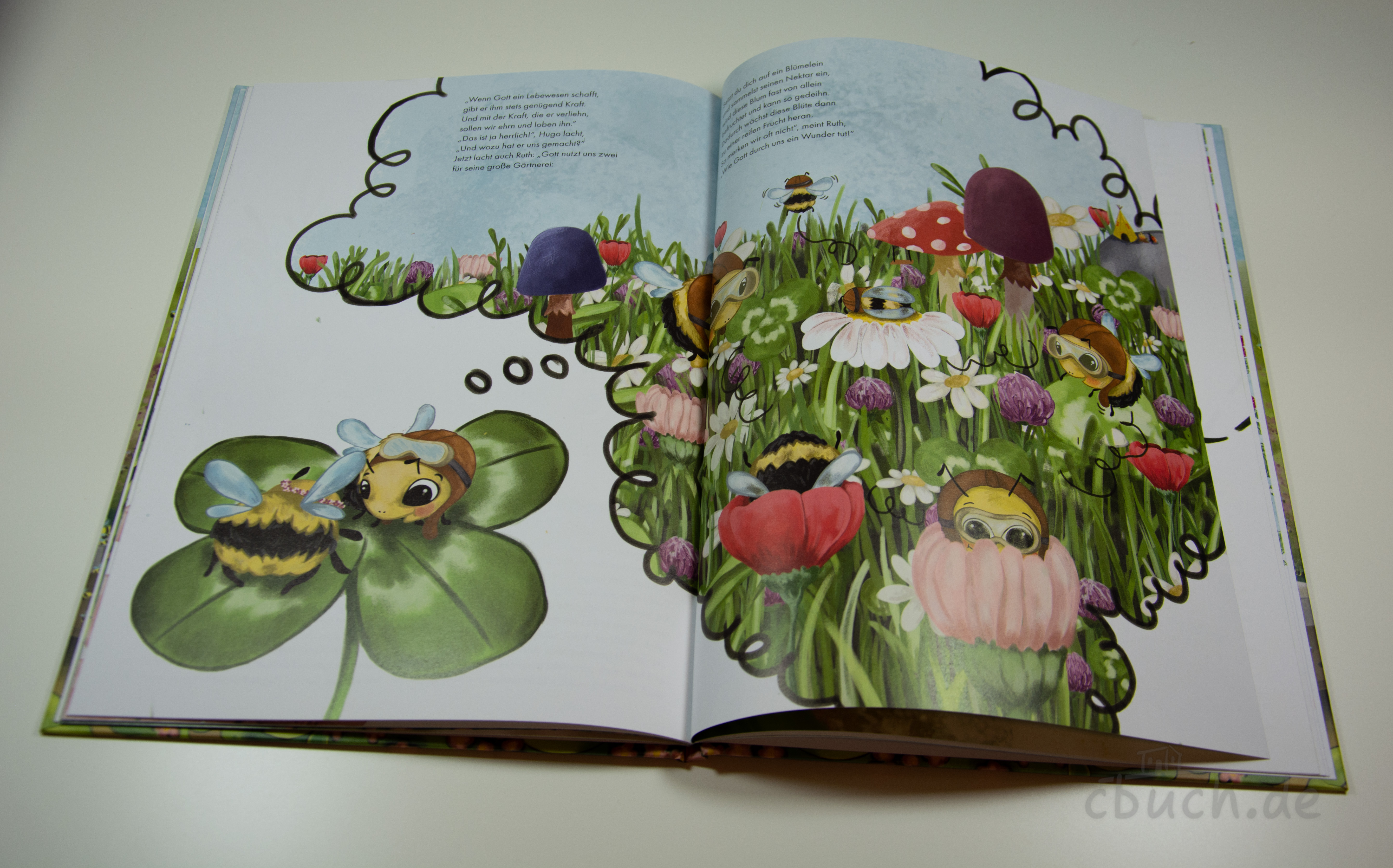Aufgeschlagenes Kinderbuch „Hugobert - die unbegabte Hummel“ von CMV mit farbenfrohen Illustrationen von Hummeln, Blumen und Wiese, eine Mutmachgeschichte in Reimform zum Vorlesen für Groß und Klein