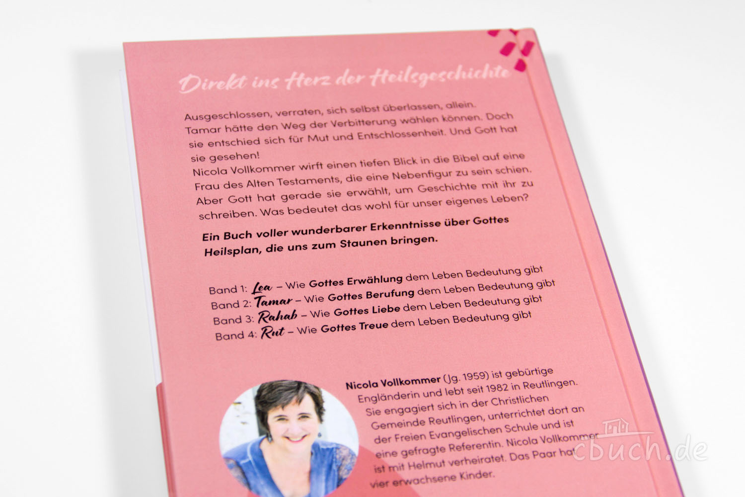Buchrückseite mit Buchbeschreibung und Autorin Nicola Vollko Rückseite eines rosa Buchcovers mit Text über Gottes Heilspl