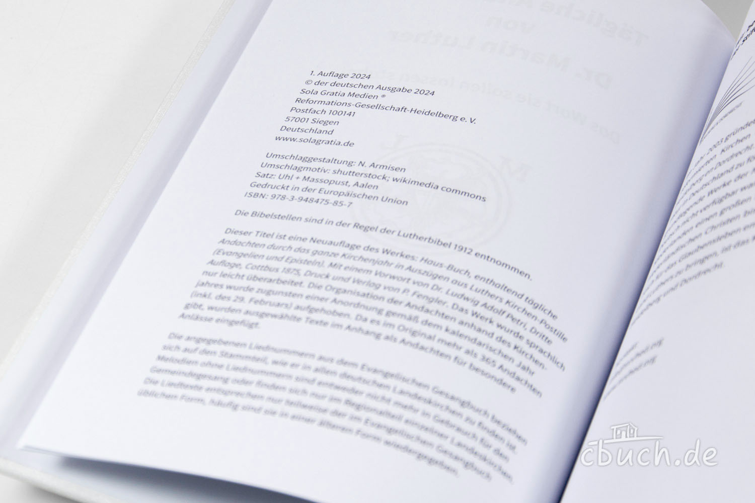 Innenseite eines Buches mit Verlagsinformationen Aufgeschlagene Buchseite mit Text zu Verlags- und Druckinfor