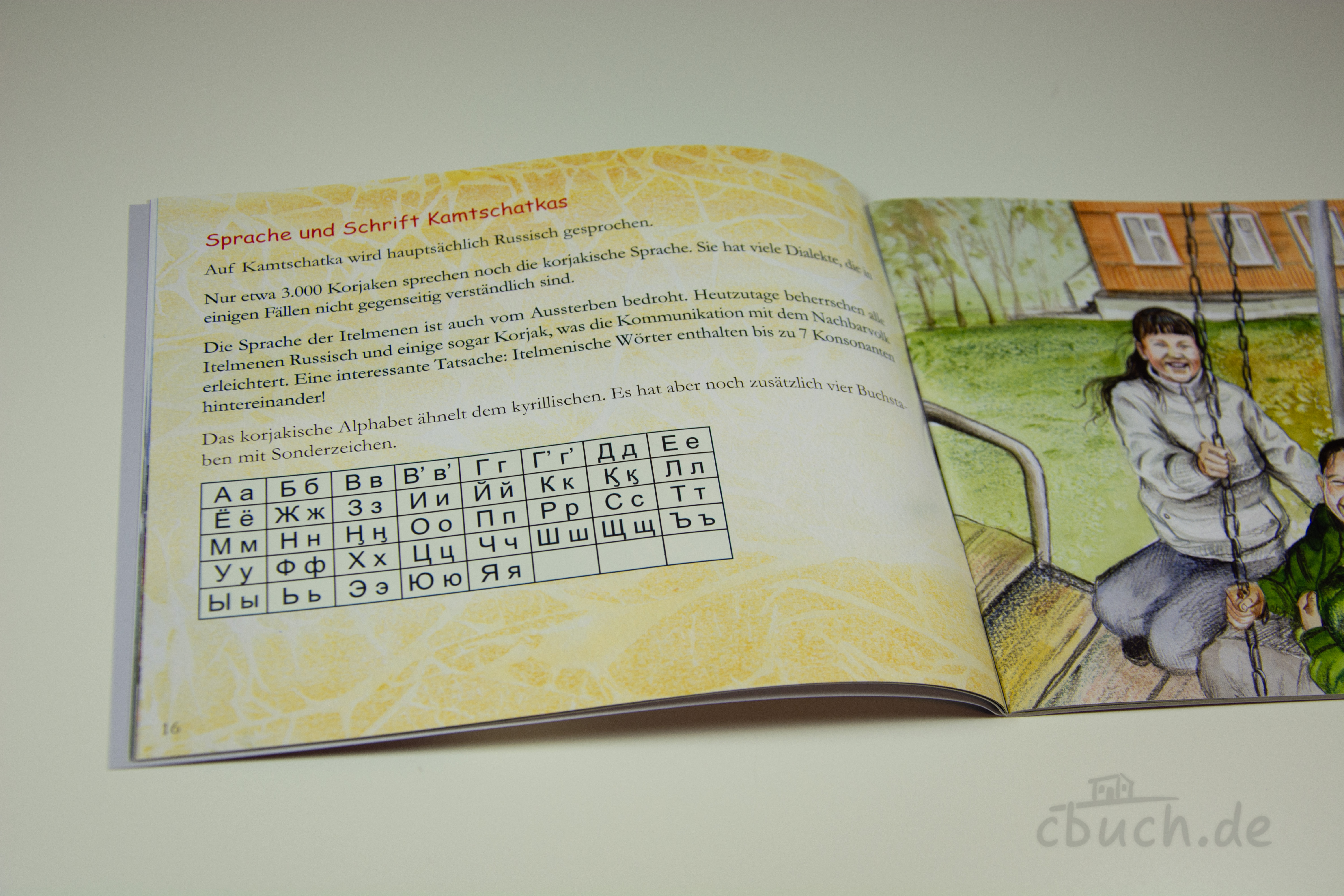 Aufgeschlagenes Kinderheft „Das Sommerlager - Kinder auf Kamtschatka (Heft 10)“ von Samenkorn mit Infos zu Sprache und Schrift Kamtschatkas sowie farbiger Illustration.