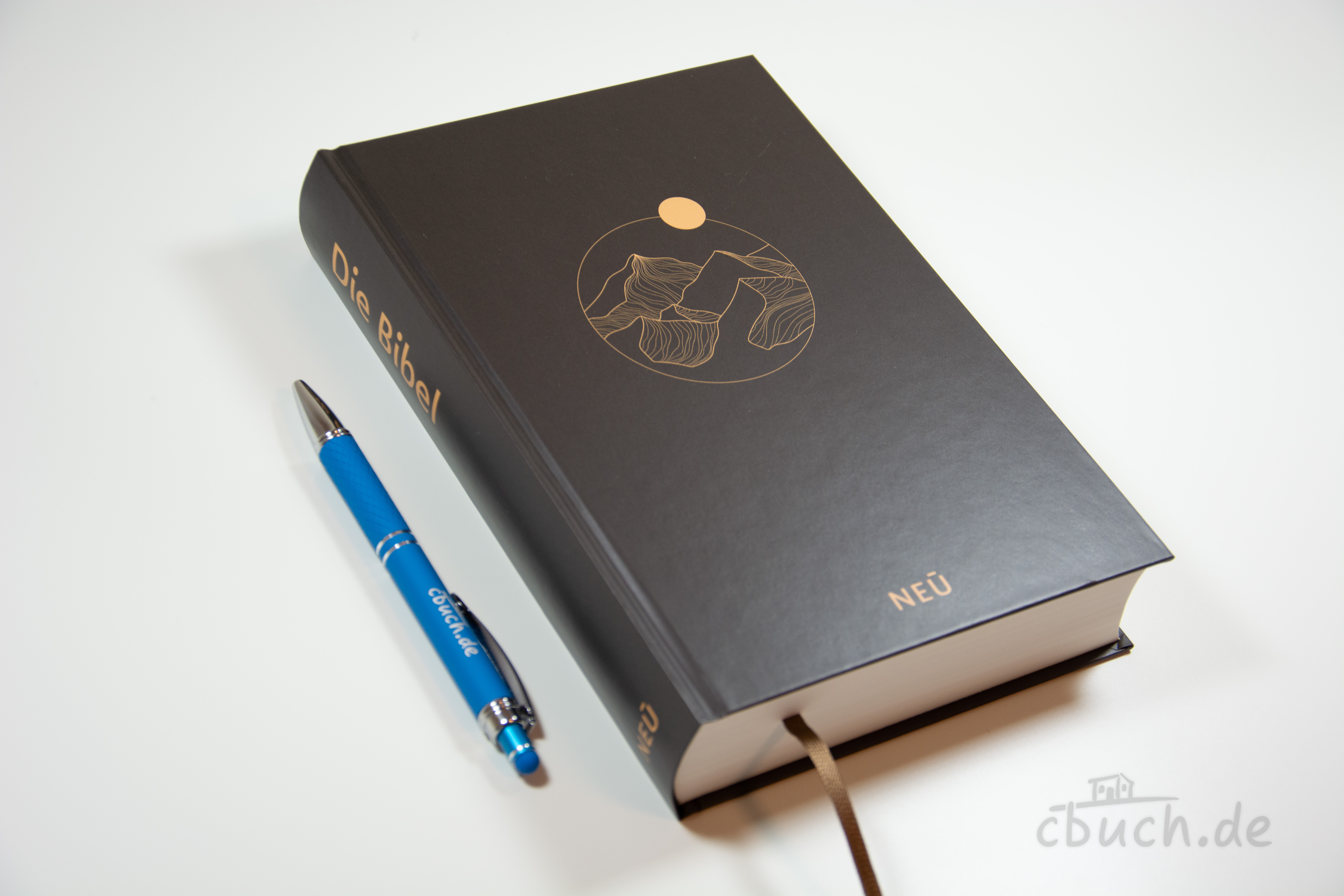 NeÜ bibel. heute Standardausgabe Berg Kunstleder Bibel NeÜ bibel. heute Standardausgabe „Berg“ von CV, Kunstleder-Bibel in zeitgemäßer Sprache mit Goldprägung, Lesebändchen und Bergmotiv auf dem Einband