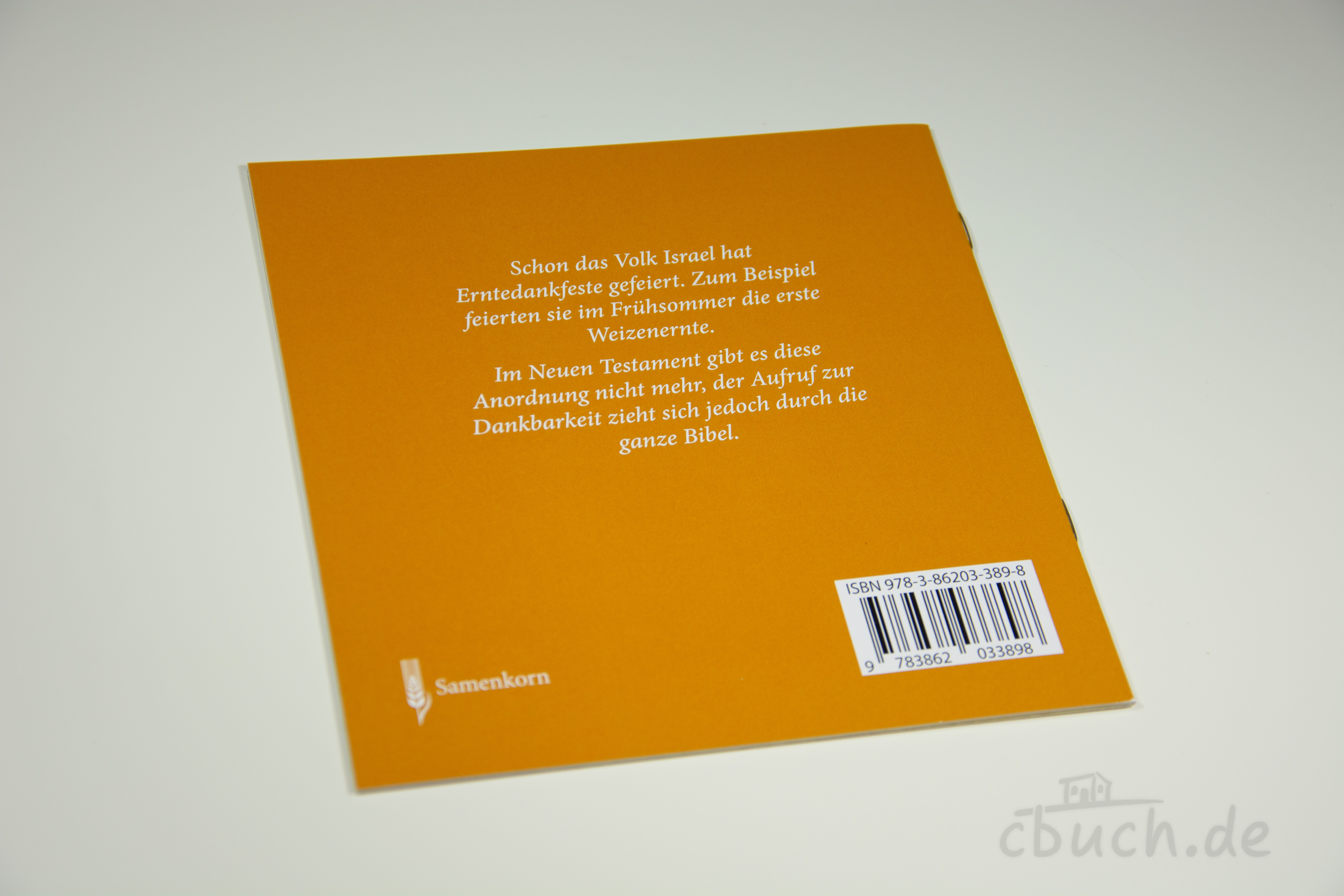 Orangener Buchrücken mit Text zu Erntedankfest und Barcode