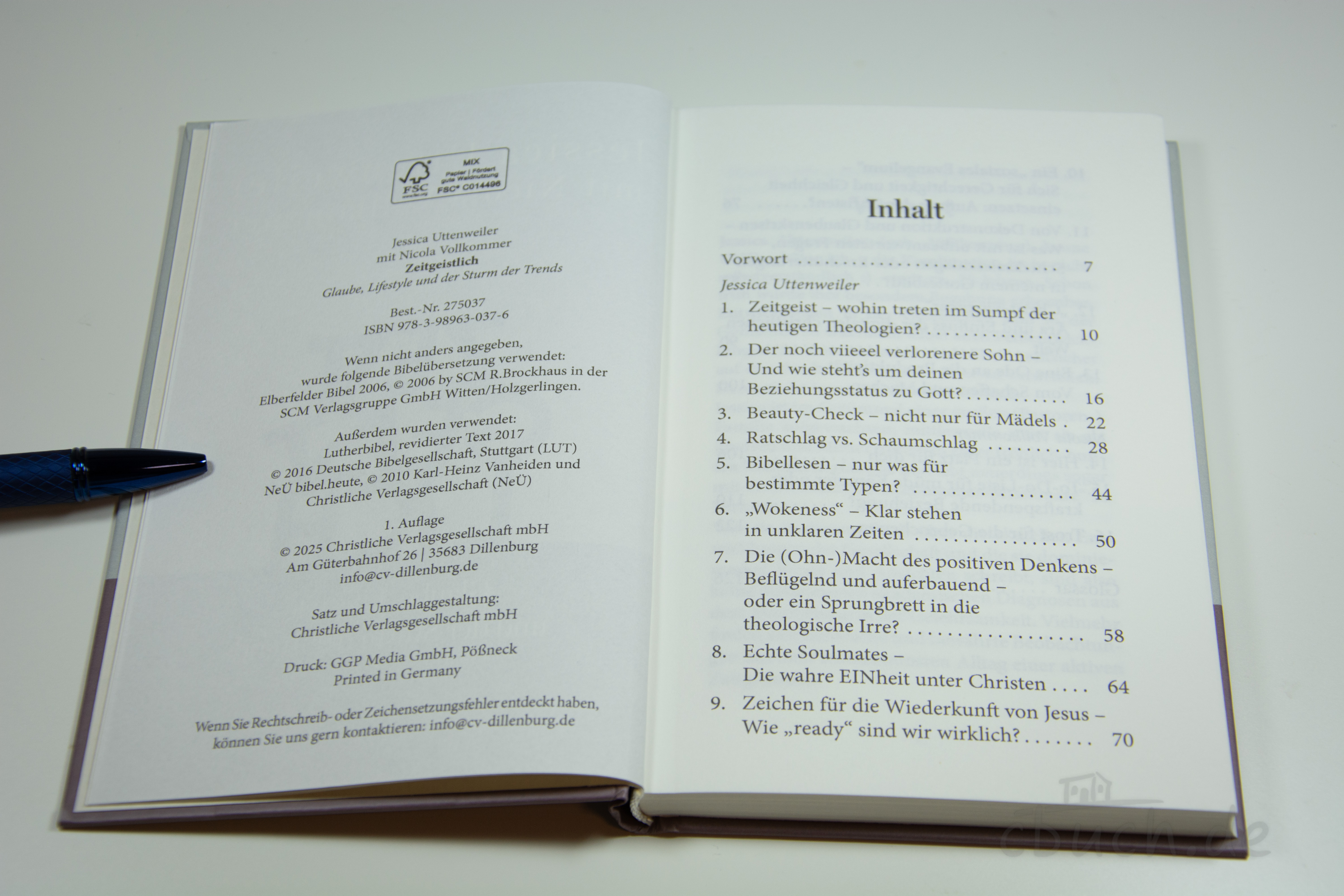 Geöffnetes Buch mit Inhaltsverzeichnis und blauer Kugelschre Offenes Buch zeigt Inhaltsverzeichnis und Verlagsinformation