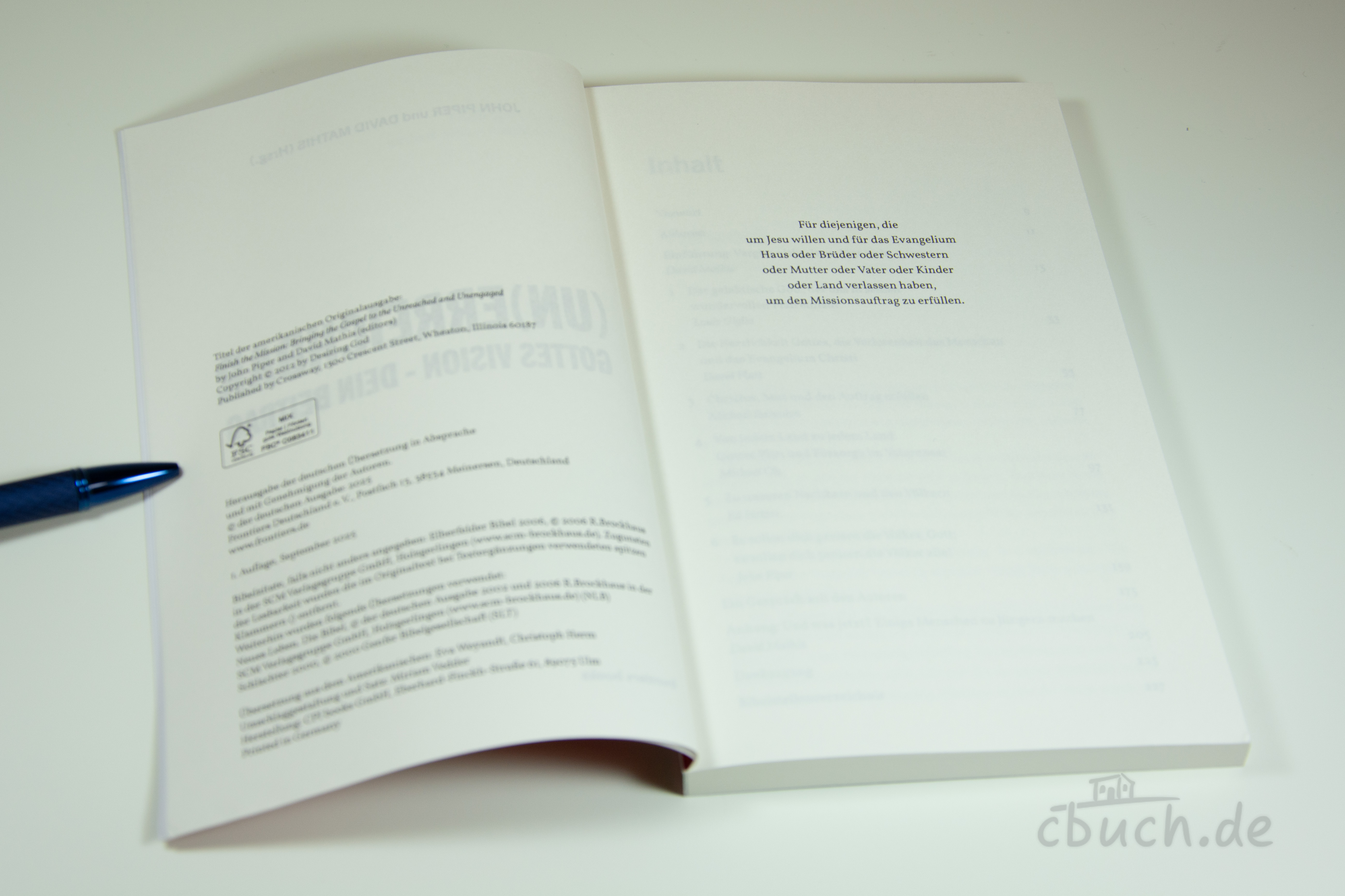 Piper/Mathis (Hg.): (UN)ERREICHBAR – aufgeschlagenes Buch Aufgeschlagenes Buch „(UN)ERREICHBAR“ von John Piper und David Mathis (Hg.), Innenansicht mit Widmungsseite, Missionsbuch über Gottes Vision, den Missionsbefehl und unerreichte Völker, Verlag frontiers