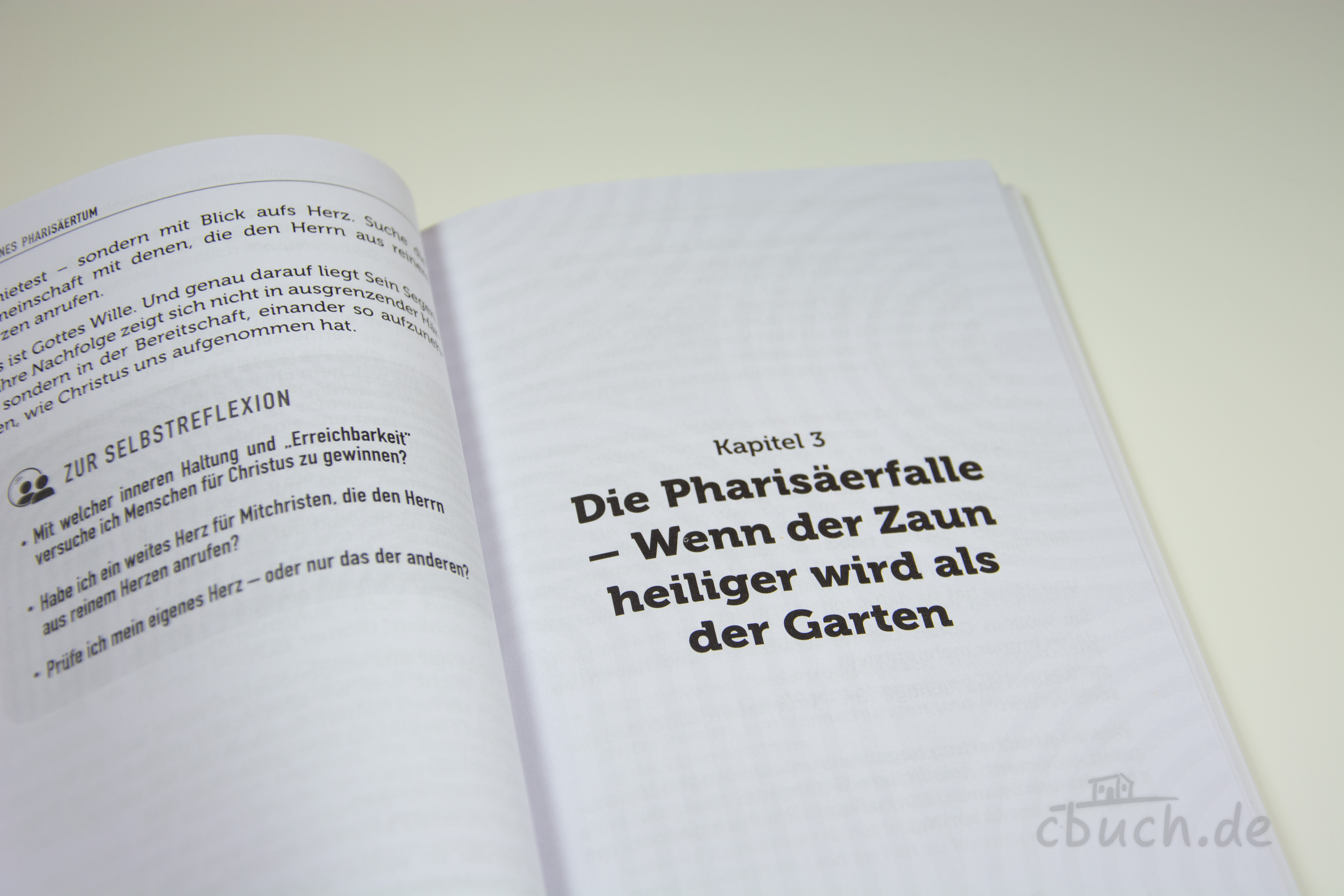 Jan Philip Svetlik – Modernes Pharisäertum, Buchansicht Kapitel 3 Aufgeschlagenes Buch „Modernes Pharisäertum“ von Jan Philip Svetlik, Hmaidan Media, mit Kapitel 3 „Die Pharisäerfalle – Wenn der Zaun heiliger wird als der Garten“ und Fragen zur Selbstreflexion.