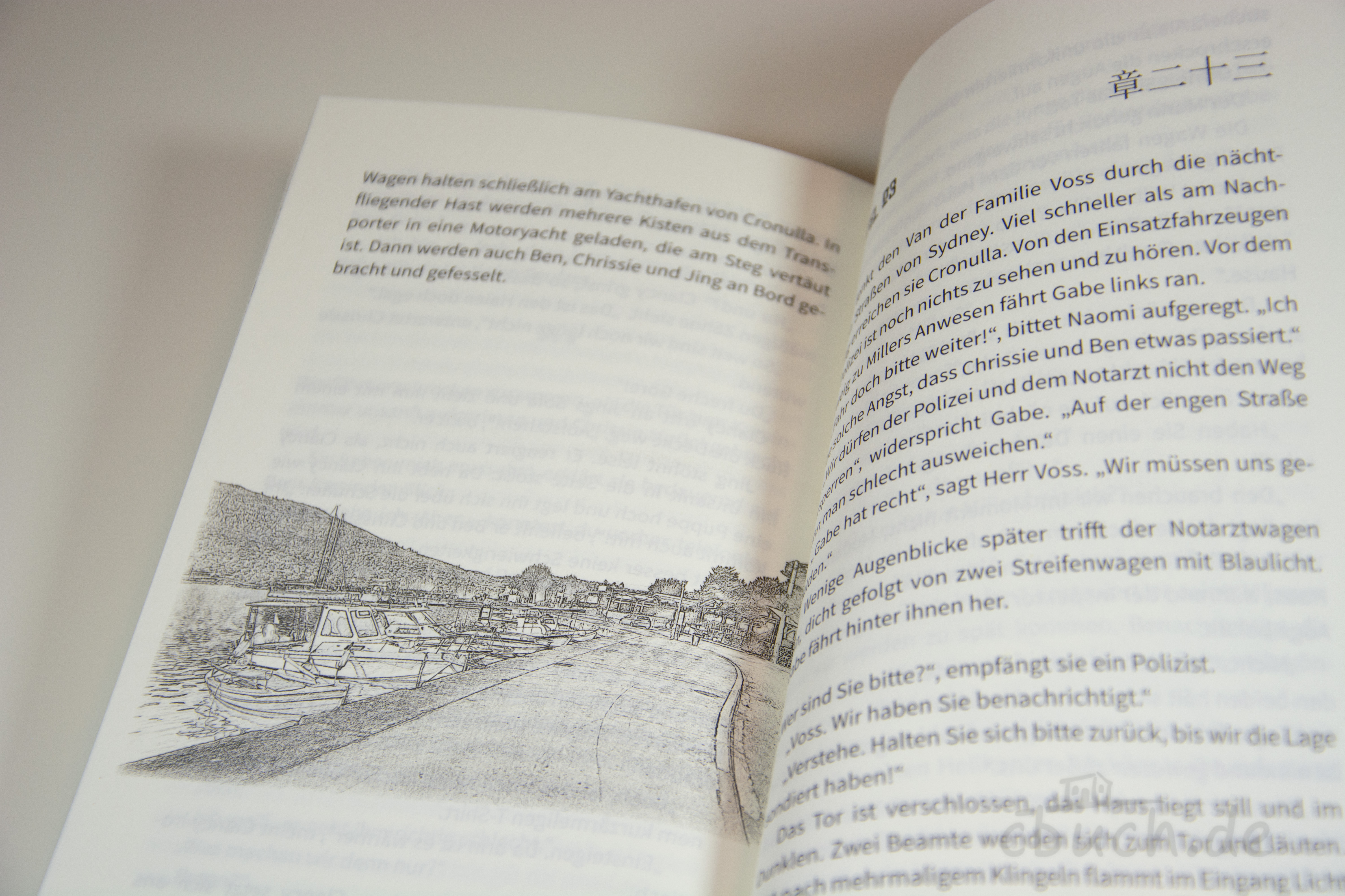 Buchseite mit Text und Illustration vom Hafen Buchseite mit Kapitel, Text und Hafen-Illustration