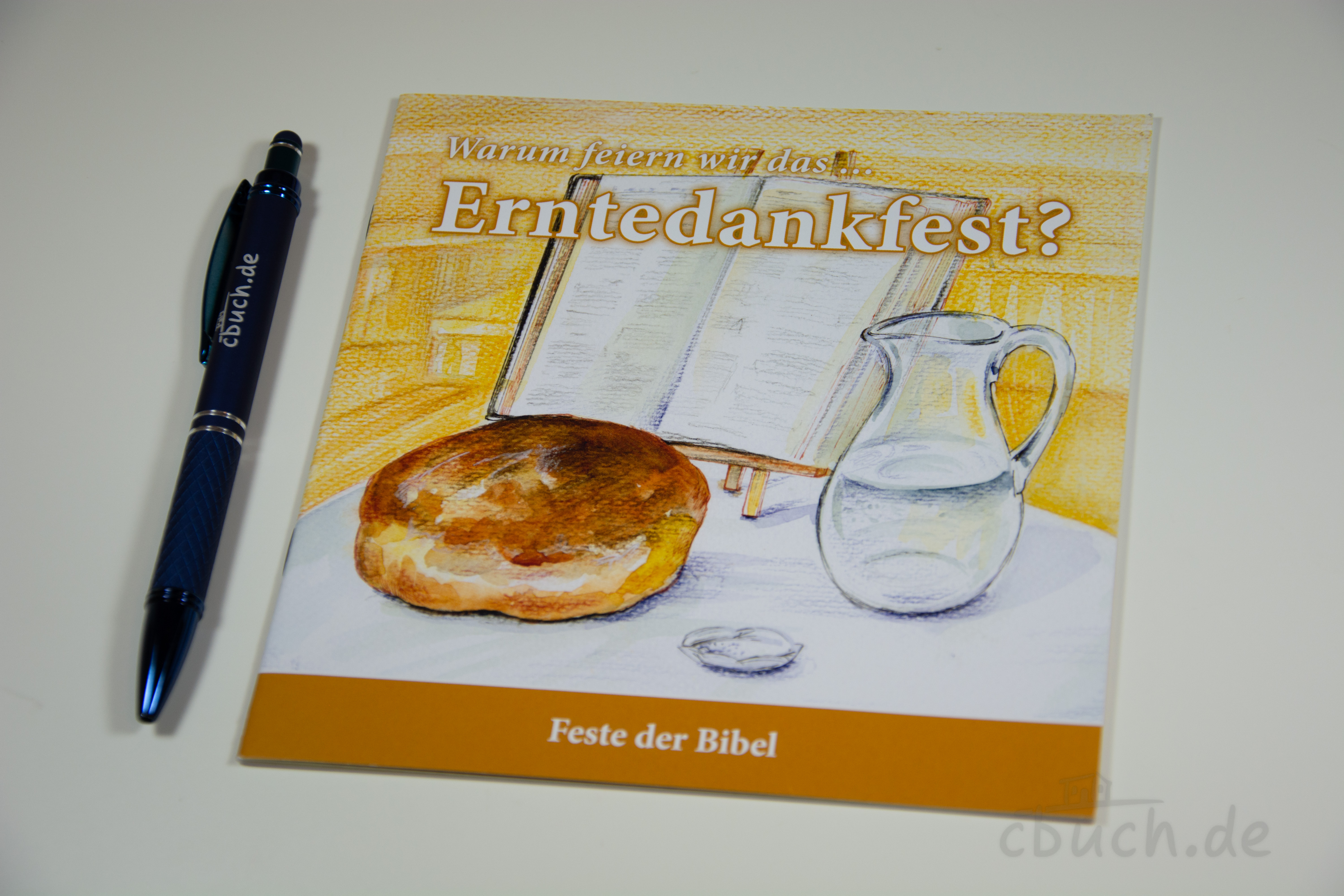 Flyer zum Erntedankfest mit Brot, Wasserkaraffe und Bibeltex