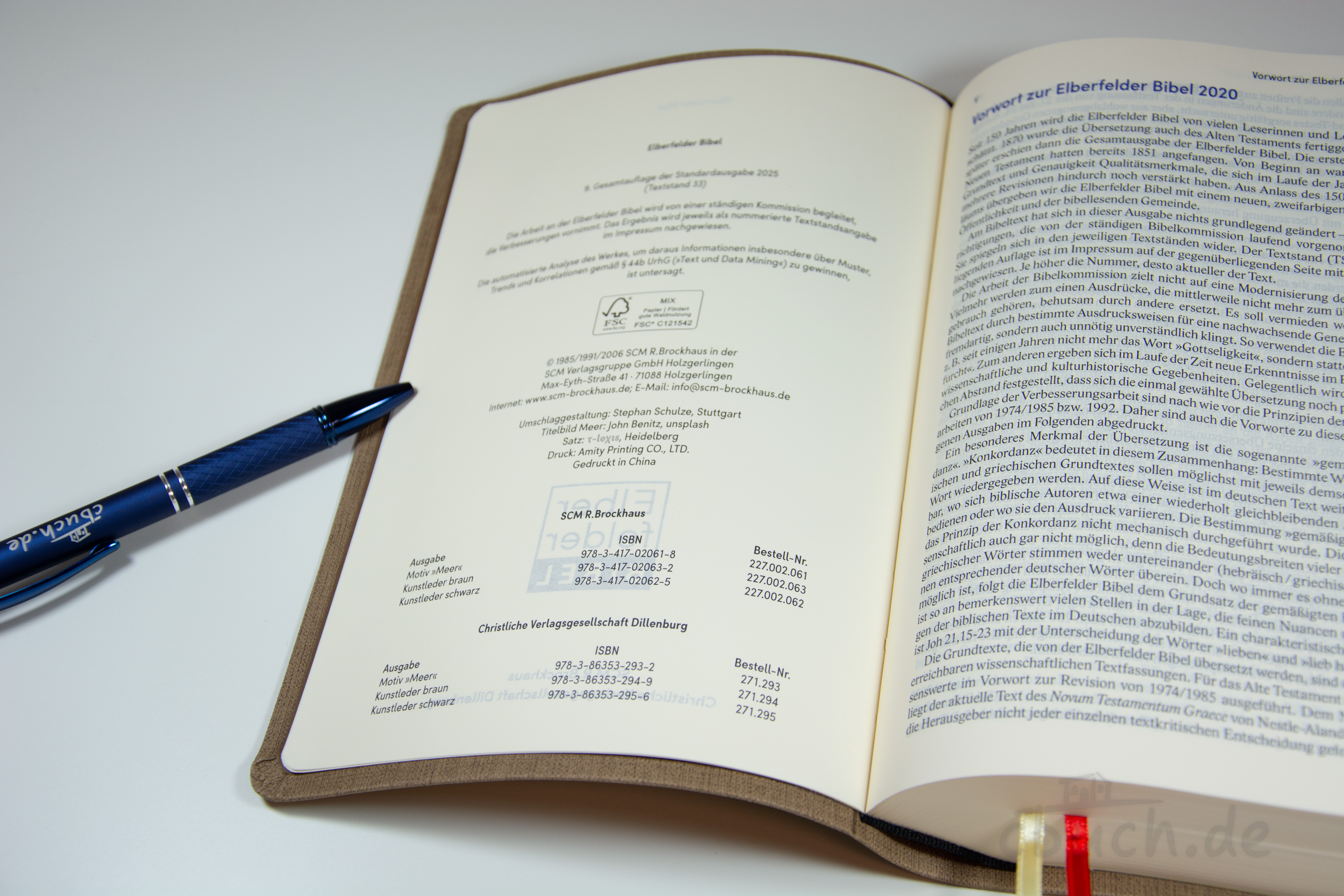 Revidierte Elberfelder Bibel - Standardausgabe aus Kunstleder in Braun Geöffnete Revidierte Elberfelder Bibel Standardausgabe in braunem Kunstleder mit Leinenstruktur von CV, mit Vorwort, zweifarbigem Schriftbild und Lesebändchen