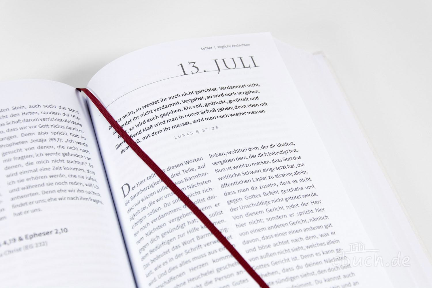 Aufgeschlagenes Buch mit rotem Lesezeichen am 13. Juli Aufgeschlagenes Buch mit Text und einem roten Lesezeichen au