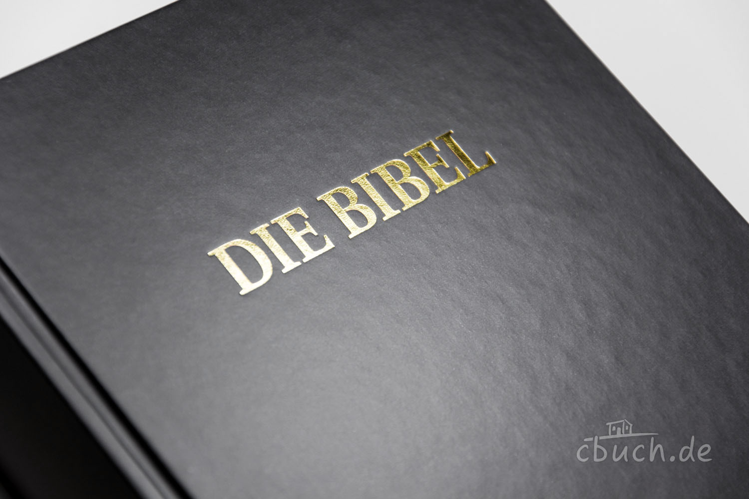 Nahaufnahme einer schwarzen Bibel mit goldenem Schriftzug