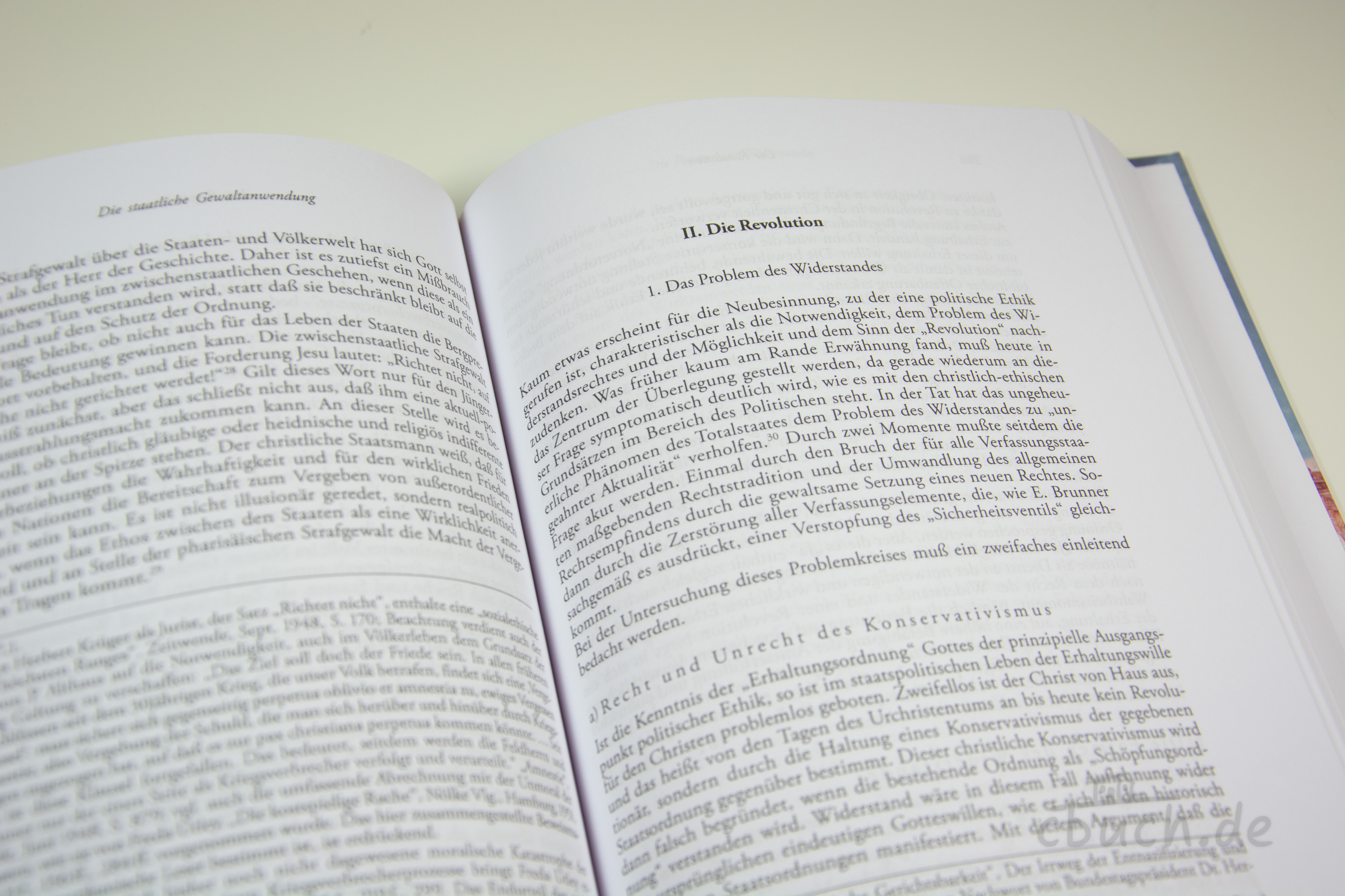Künneth: Eine Christliche Ethik des Politischen – Buch von Sola Gratia Medien Aufgeschlagenes Buch „Künneth: Eine Christliche Ethik des Politischen“ von Sola Gratia Medien, christliche politische Ethik zu Staat, Obrigkeit, Recht, Widerstand, Krieg und Frieden