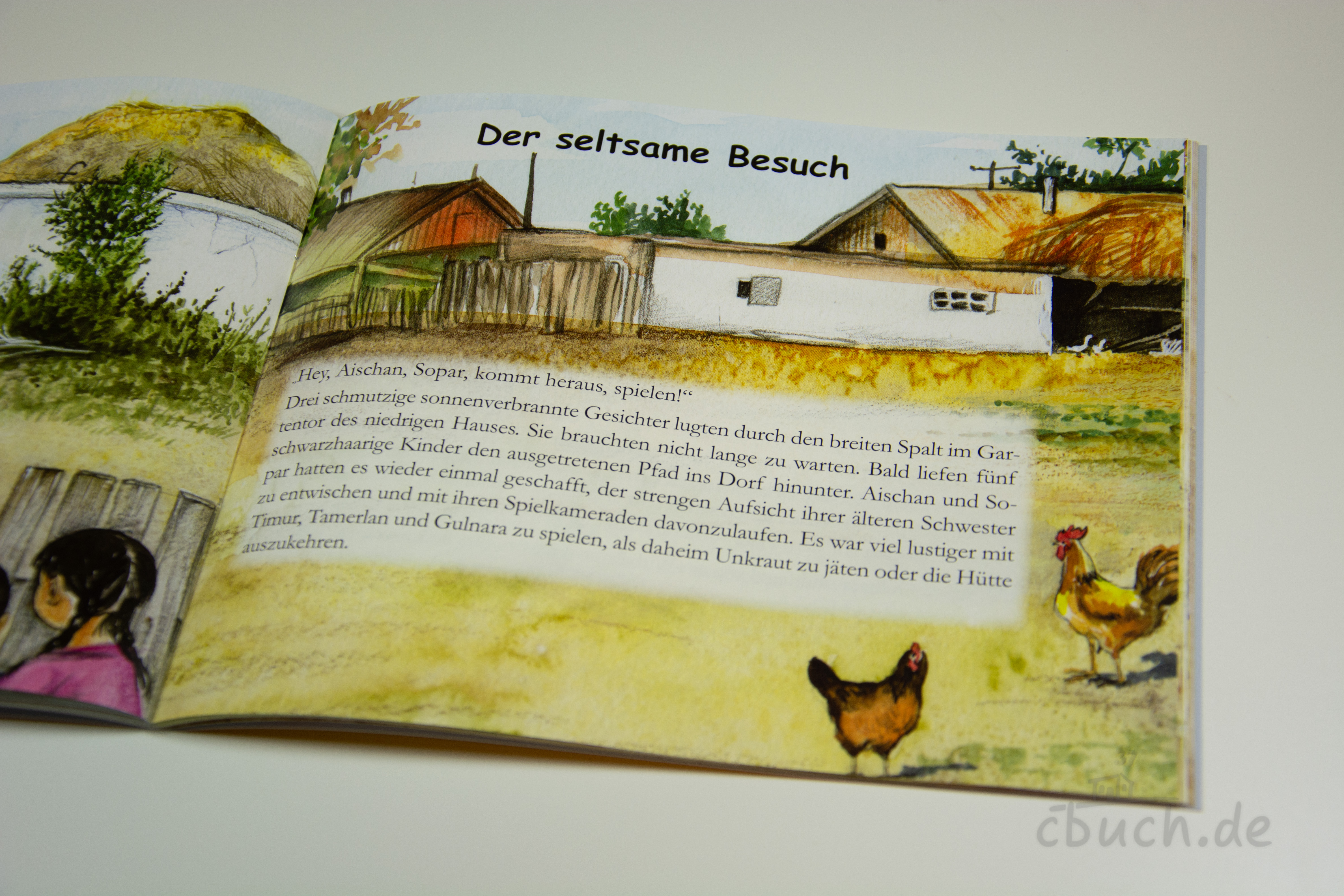 Aufgeschlagenes Kinderheft „Der seltsame Besuch - Kinder in Kasachstan (Heft 3)“ von Samenorn mit farbiger Illustration eines kasachischen Dorfes und der Missionsgeschichte über Aischan.