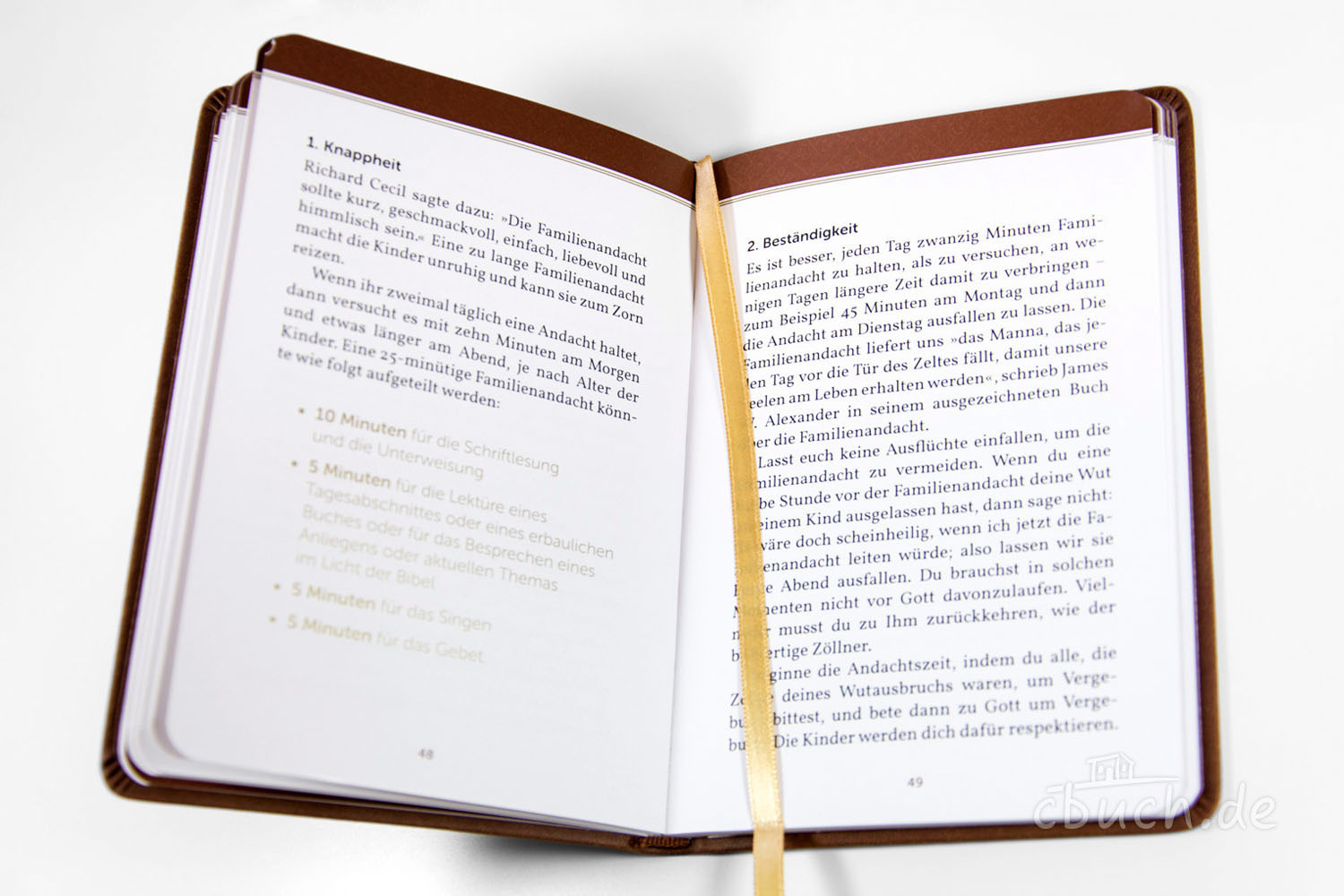 Geöffnetes Buch mit Text und Leseband in braunem Einband Offenes Buch mit Leseband und Text auf weißen Seiten