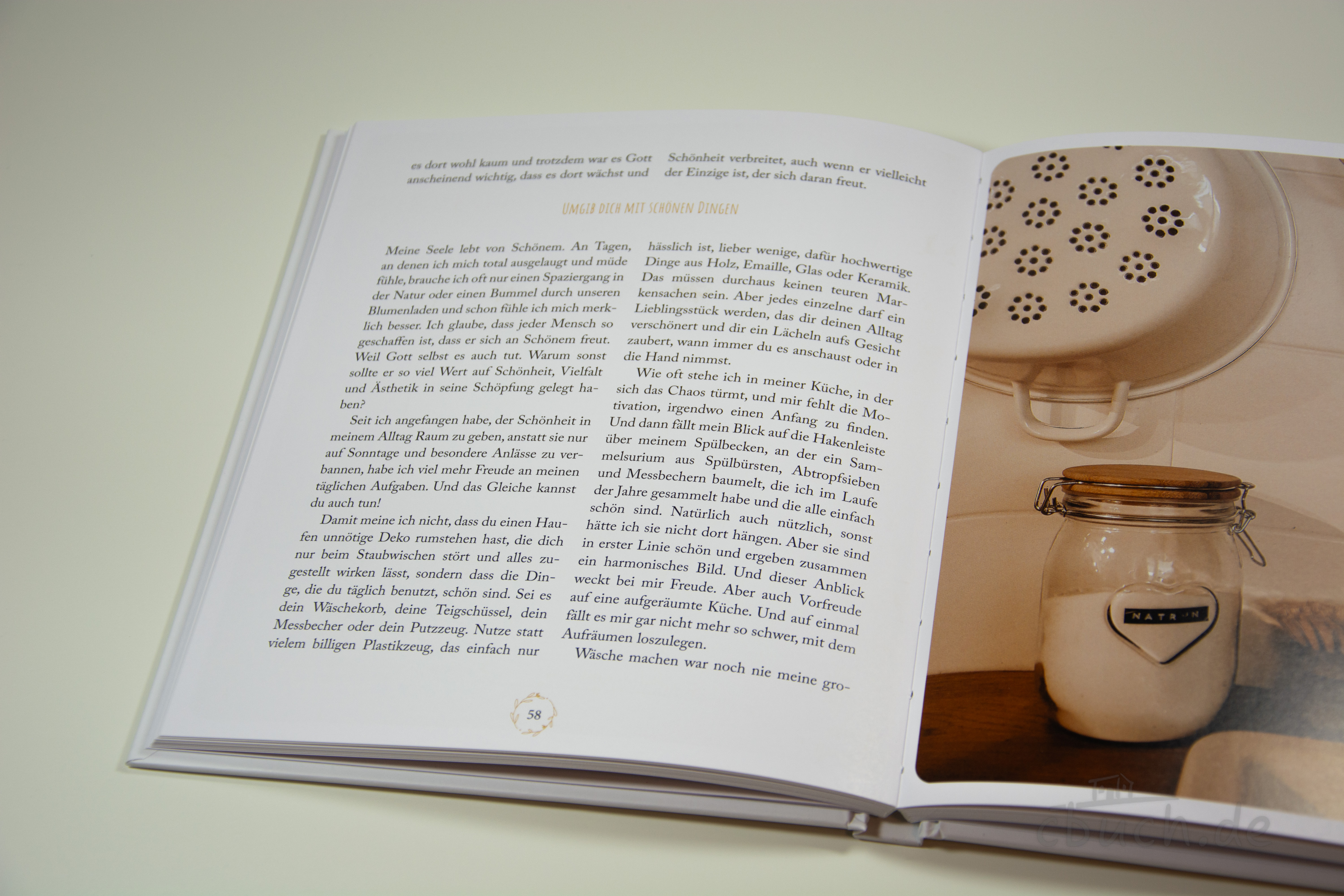 Aufgeschlagenes Buch „Kitzmann: Ein tägliches Fest“ von Sara Kitzmann, Francke – inspirierender Ratgeber für Mütter, um den Familienalltag mit kleinen Kindern bewusst und festlich zu gestalten