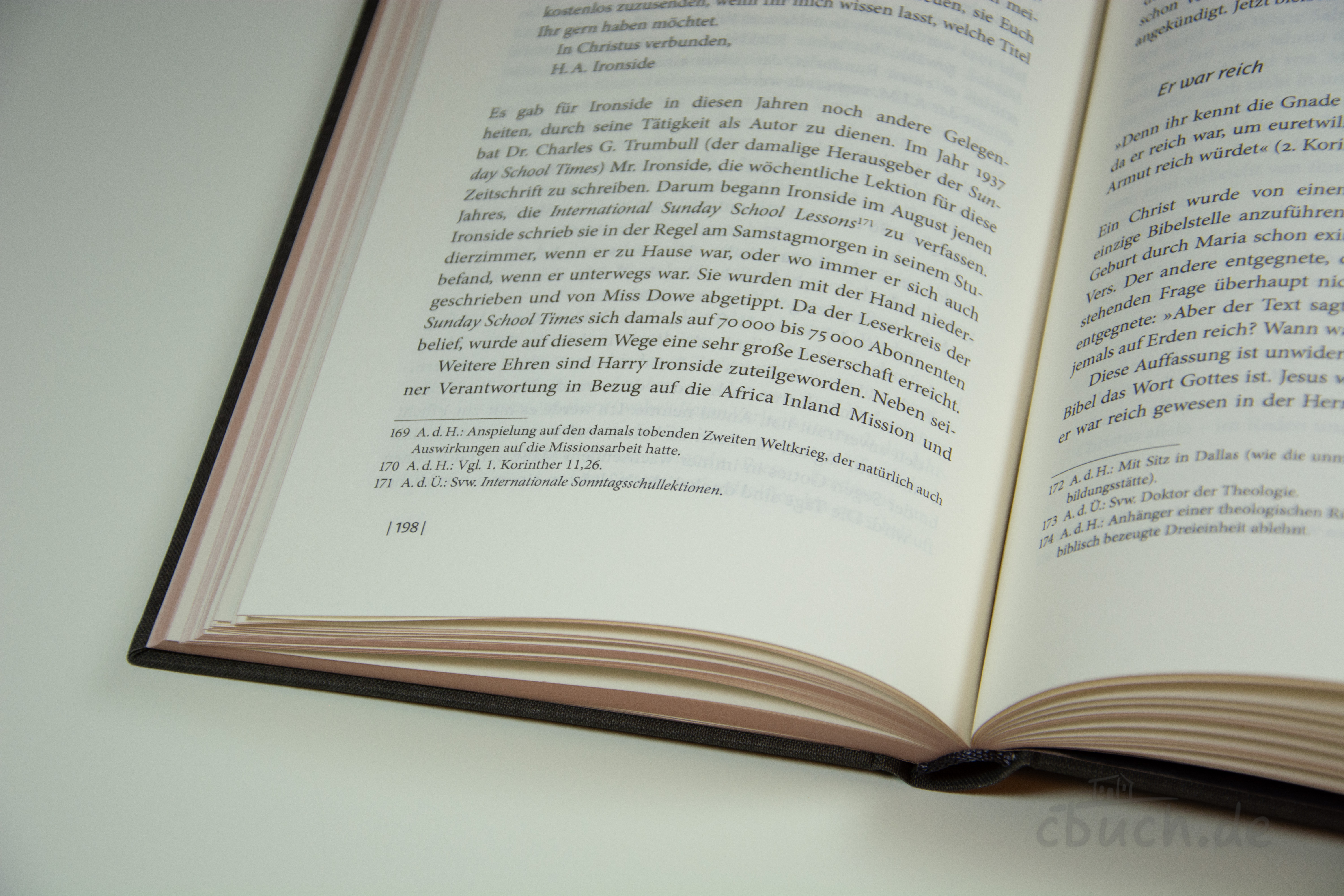 Aufgeschlagene Innenseiten des Buches „Schuyler-English: Henry A. Ironside“ von CLV, Biografie über den Straßenevangelisten und Bibellehrer Henry A. Ironside.