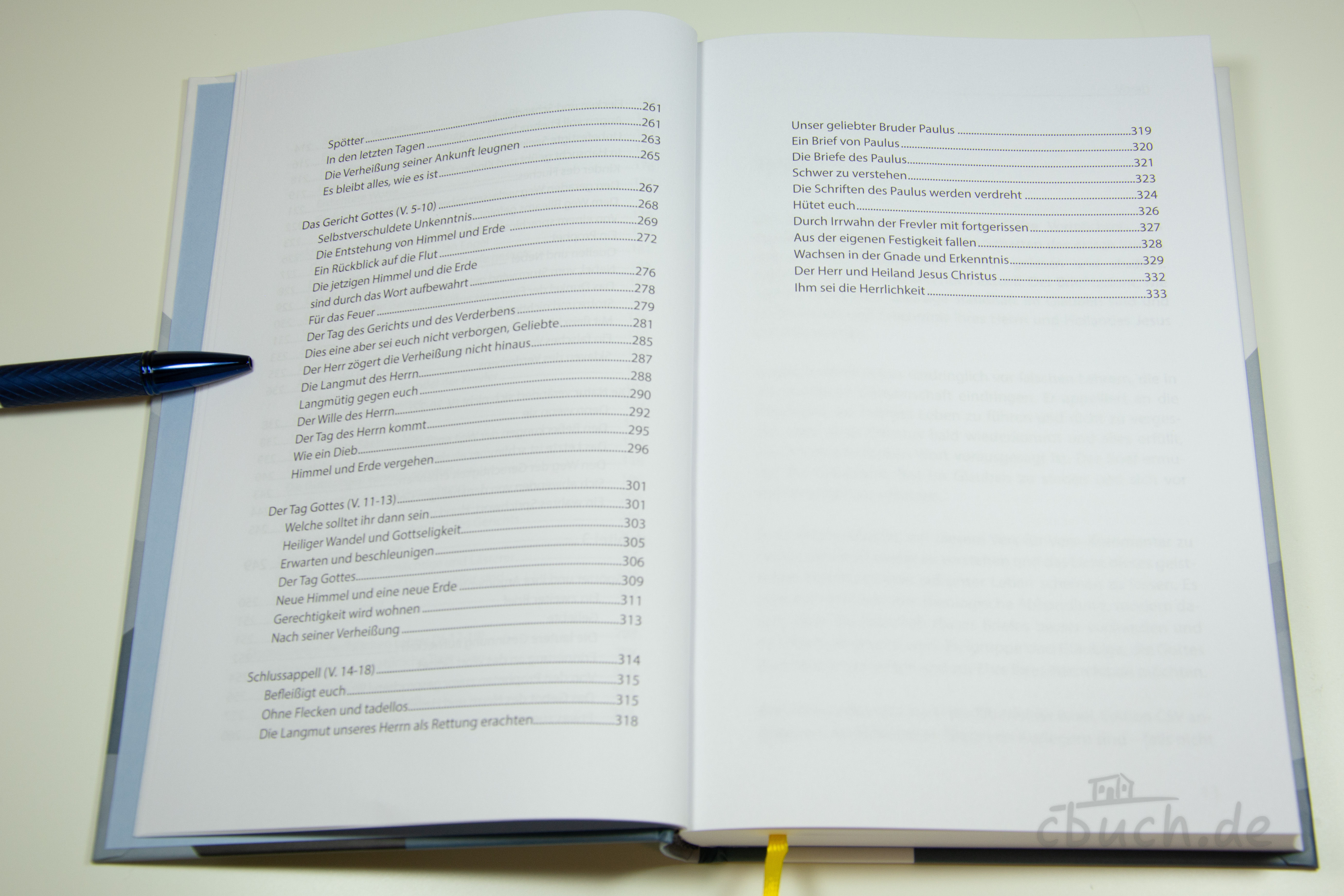 Geöffnetes Buch „Standhaft im Glauben“ von Ernst-August Bremicker, Auslegung zum 2. Petrusbrief, mit Inhaltsverzeichnis auf den Innenseiten; christlicher Bibelkommentar von CSV.