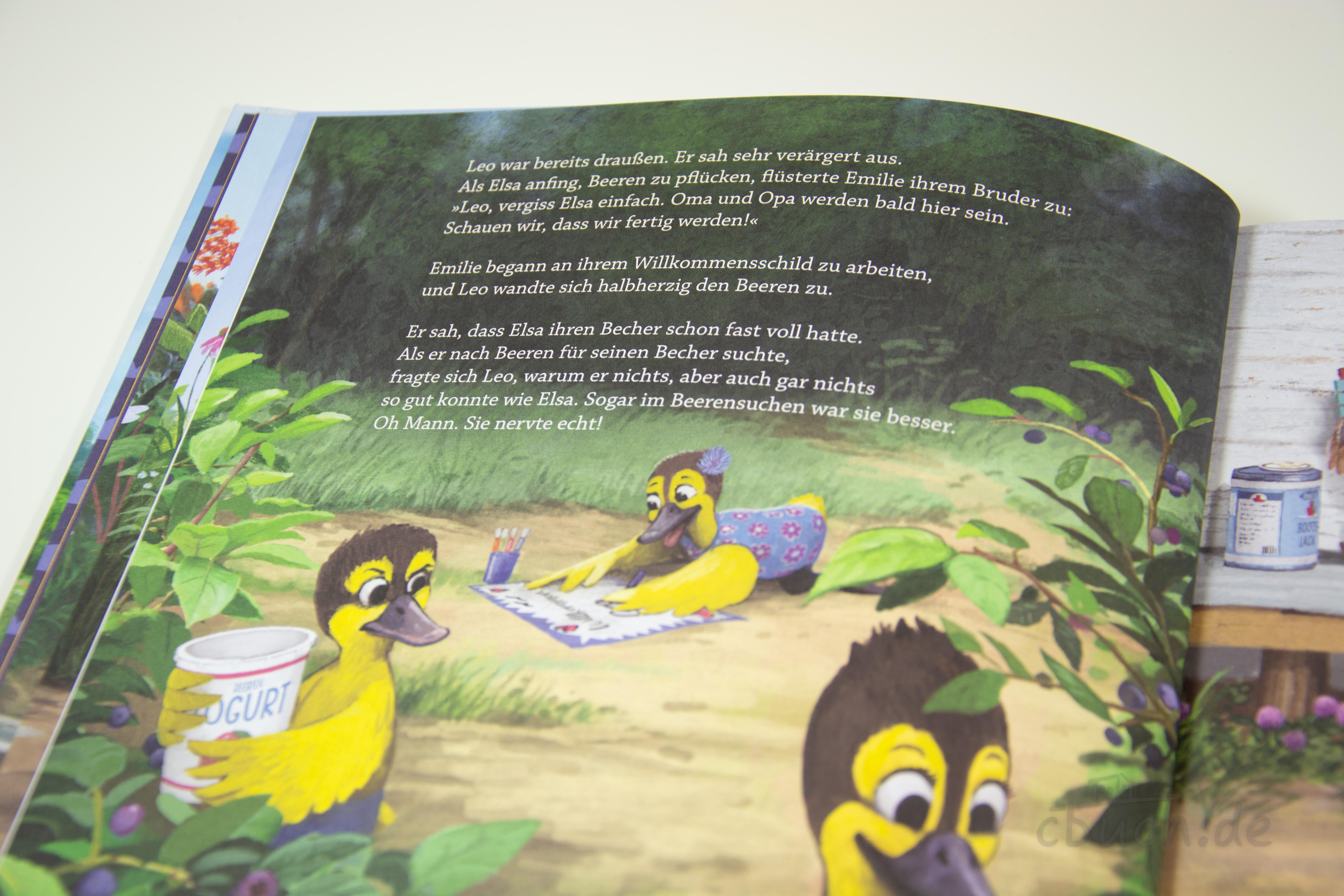Whitman: Elsa will die Erste sein – illustriertes Kinderbuch über Eifersucht und Versöhnung Aufgeschlagenes Kinderbuch Whitman: Elsa will die Erste sein mit Entenkindern beim Beerenpflücken und Malen, Bilderbuch über Eifersucht, Streit und Versöhnung von Verbum Medien