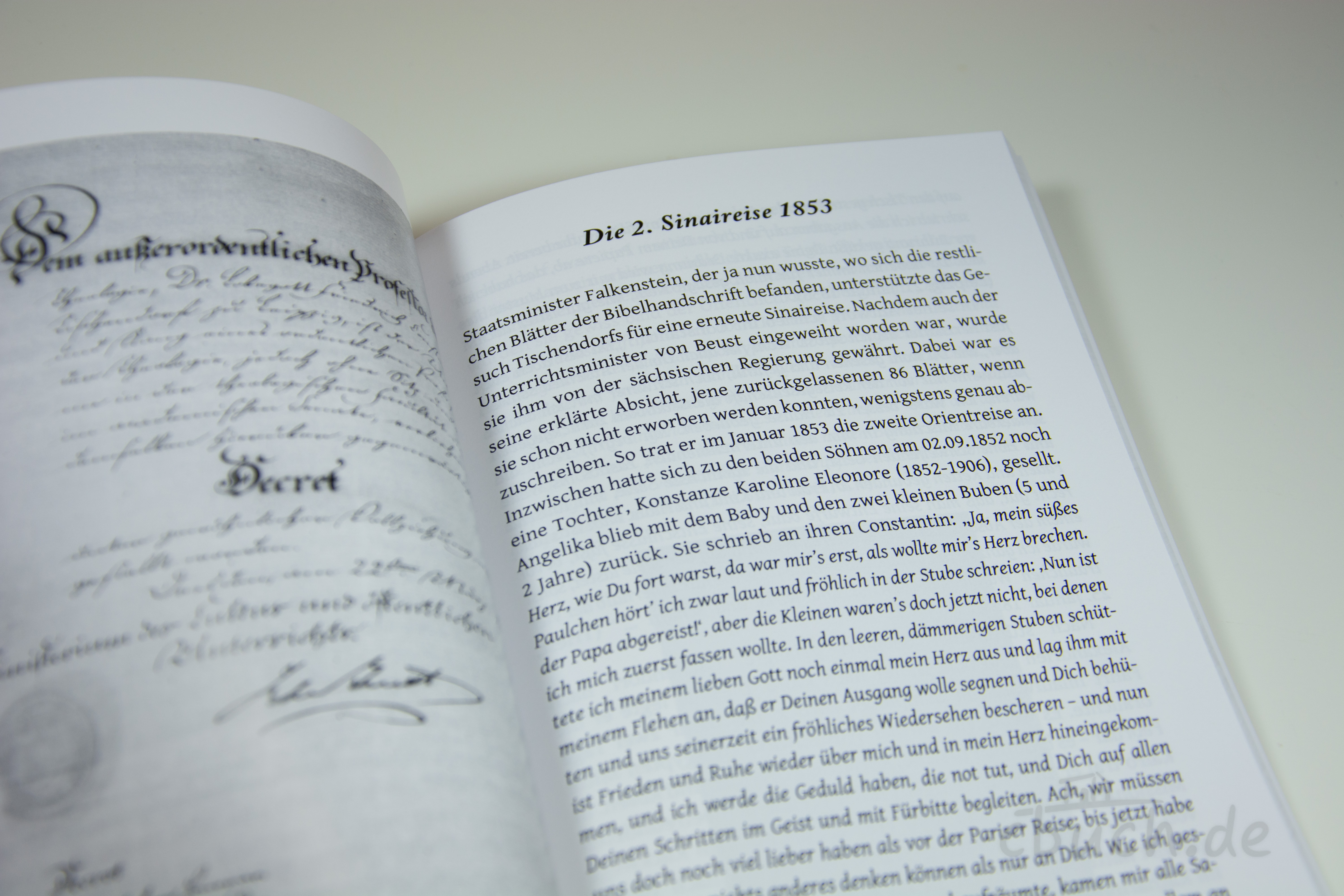 Offenes Buch mit gedrucktem und handschriftlichem Text auf w